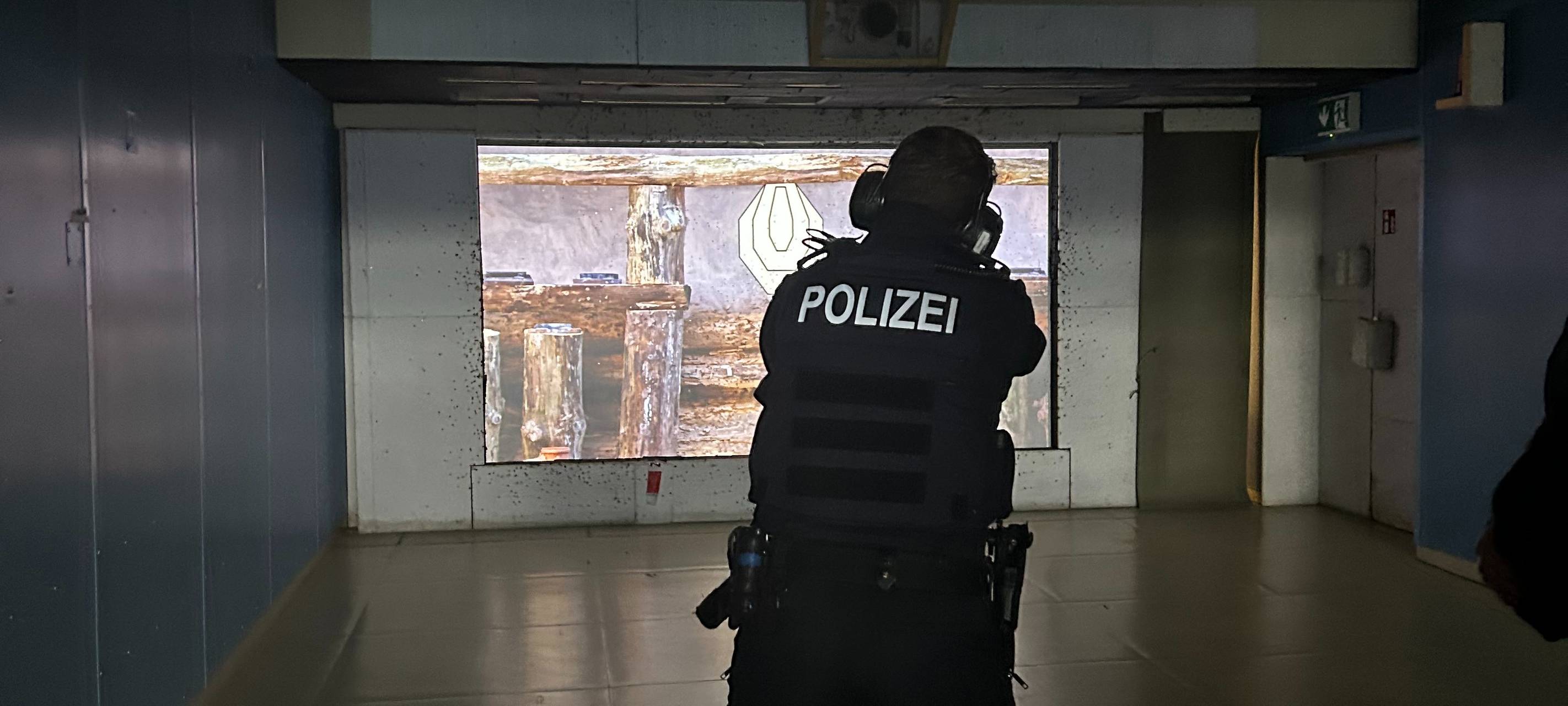 Im Keller des Polizeipräsidiums in Hamm wird der Umgang mit Schusswaffen geübt.