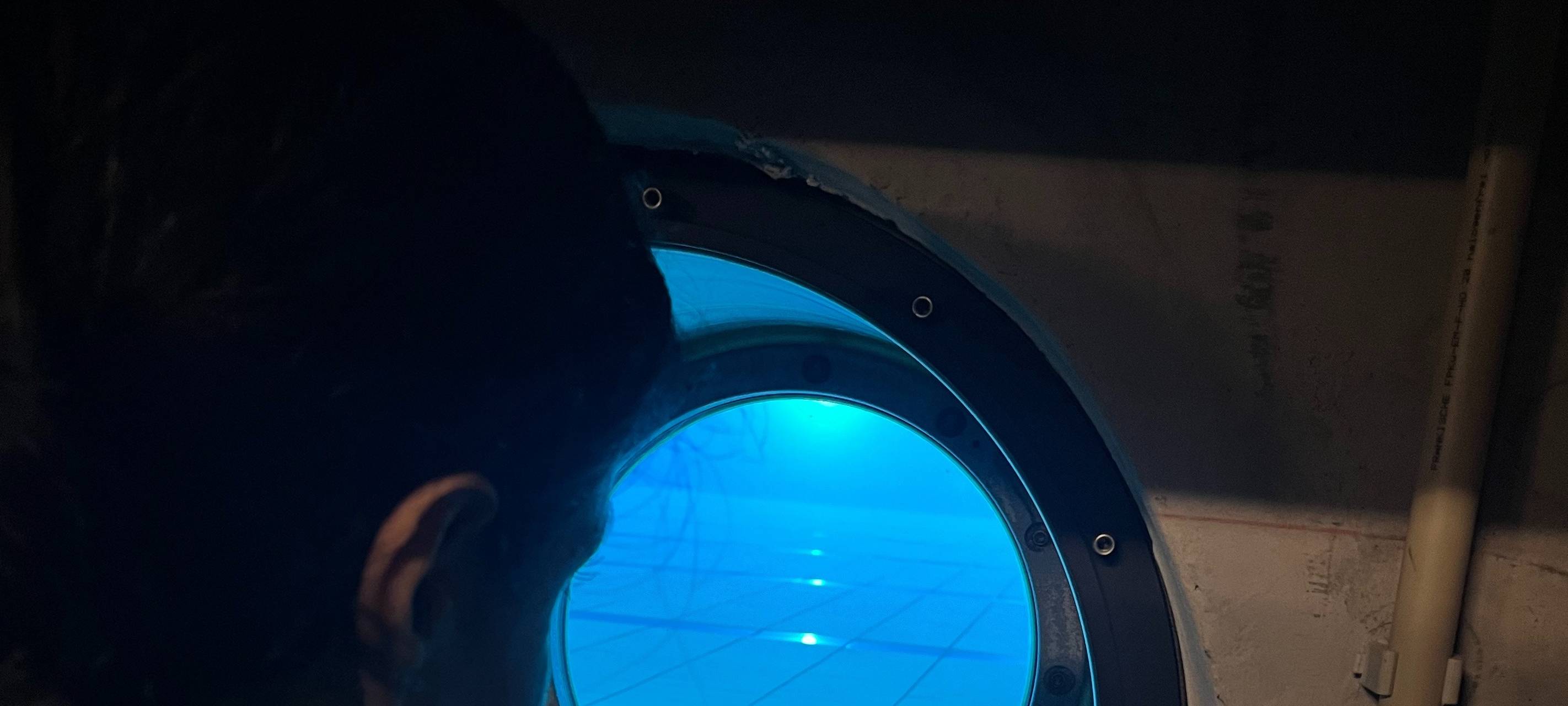 Lippewelle-Reporterin Reyhan Rahmati kann aus dem Fenster im Keller des Maximare in das Sportbecken gucken.