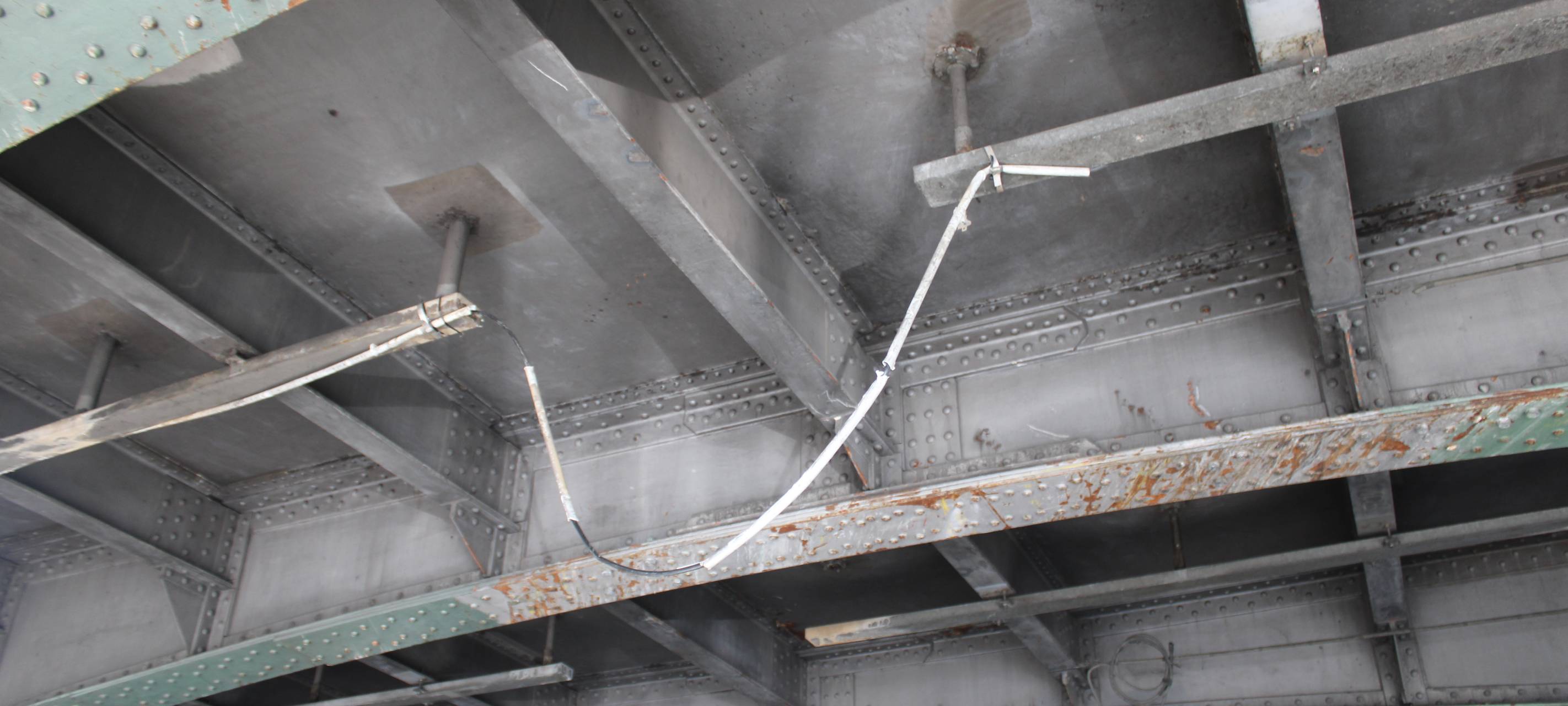 Abgerissene Teile hängen an der Brücke an der Wilhelmstraße