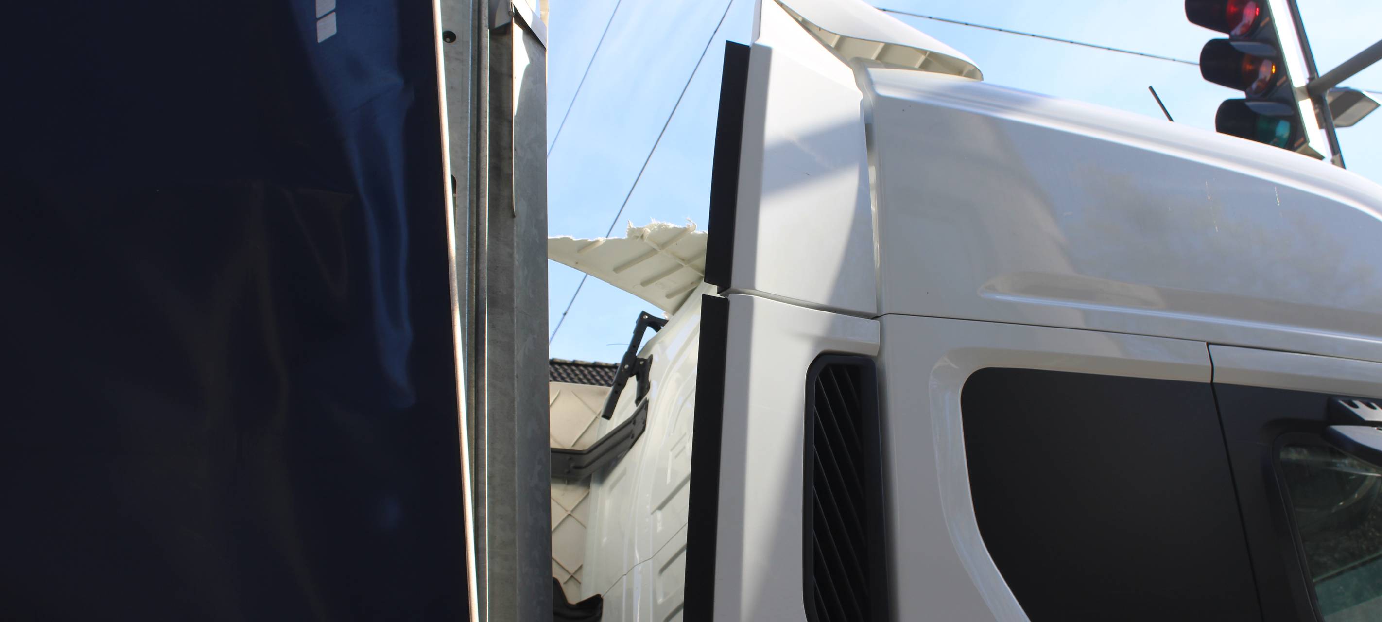 Beschädigungen am Fahrerhaus ders LKW.