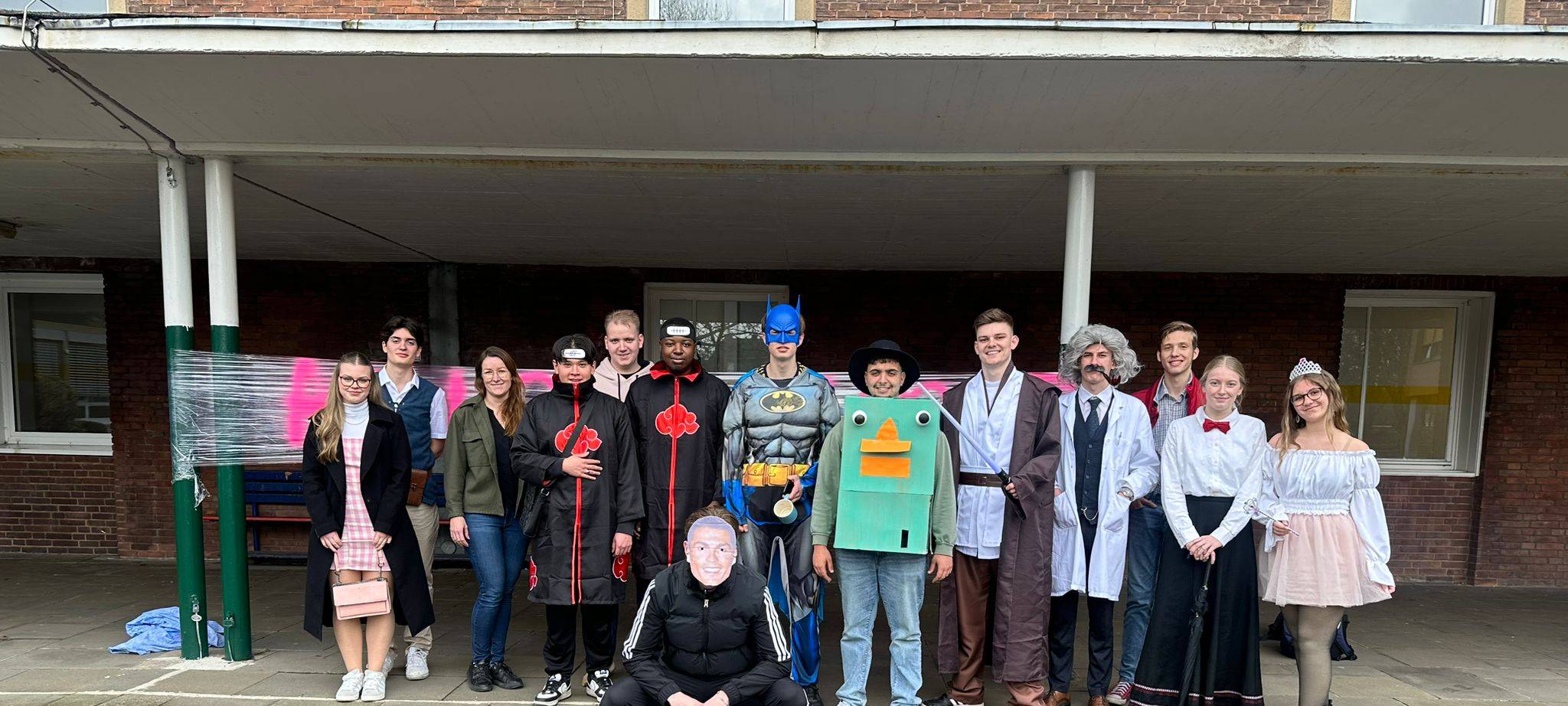 Mehrere Schülerinnen und Schüler der Friedensschule in ihrer Mottowoche.