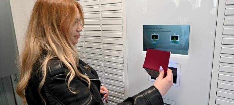 Die neue Dokumentenausgabebox: Mitarbeiterin Anika zeigt wie es geht.