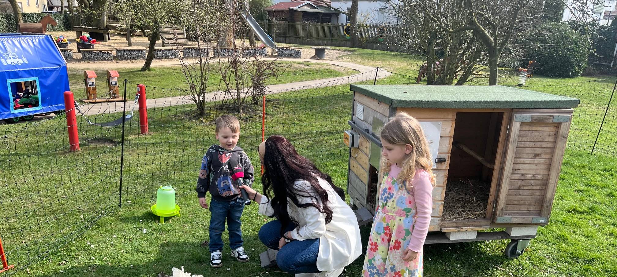 Lippewelle-Reporterin Reyhan Rahmati spricht mit den Kindern über ihre Erfahrungen als Hühnersitter.