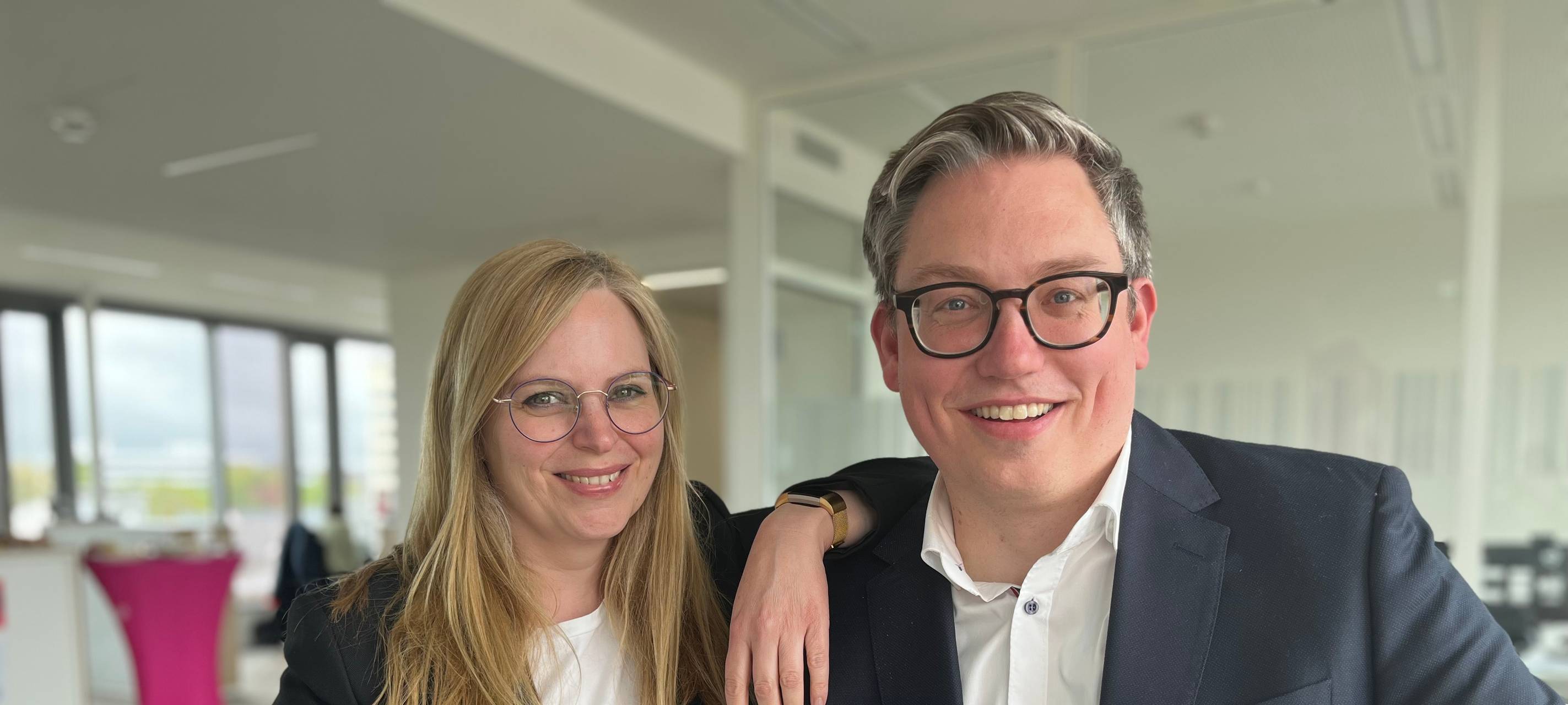 Das Bild zeigt die aktuelle Chefredakteurin Colleen Sanders und ihren Nachfolger Matthias Dröge.