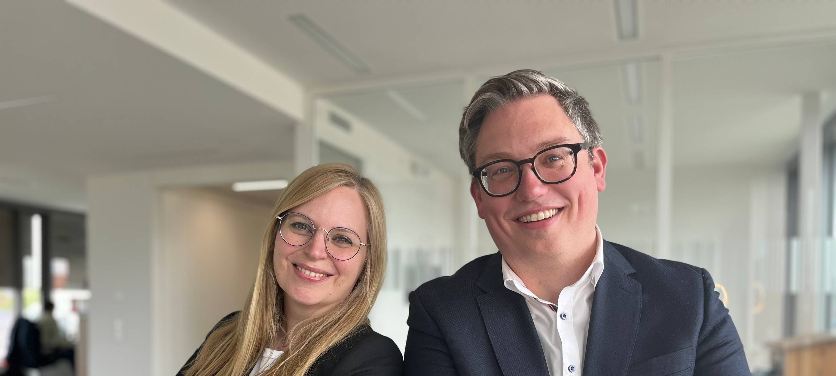 Das Bild zeigt die aktuelle Chefredakteurin Colleen Sanders und ihren Nachfolger Matthias Dröge.