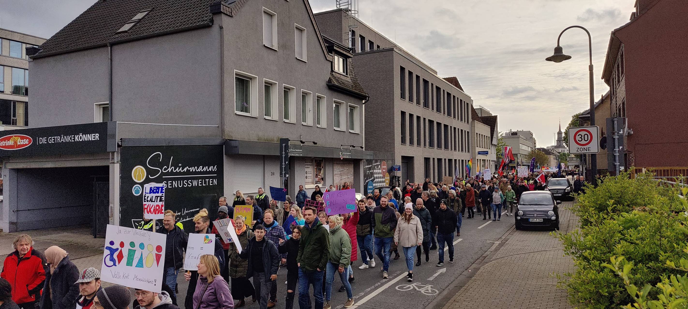 "Bunt statt braun." - Eindrücke von der Demo gegen rechts in Hamm