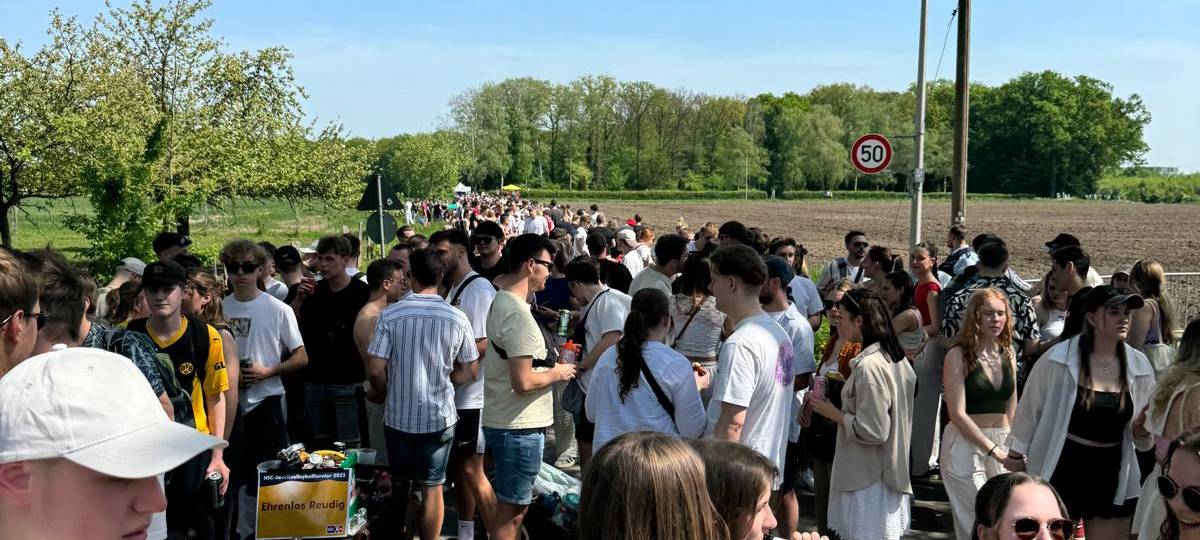 Eine große Gruppe Jugendlicher am 1. Mai in der Geithe.