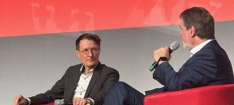 Gesundheitsminister Karl Lauterbach im Gespräch mit dem SPD-Bundestagsabgeordneten Michael Thews