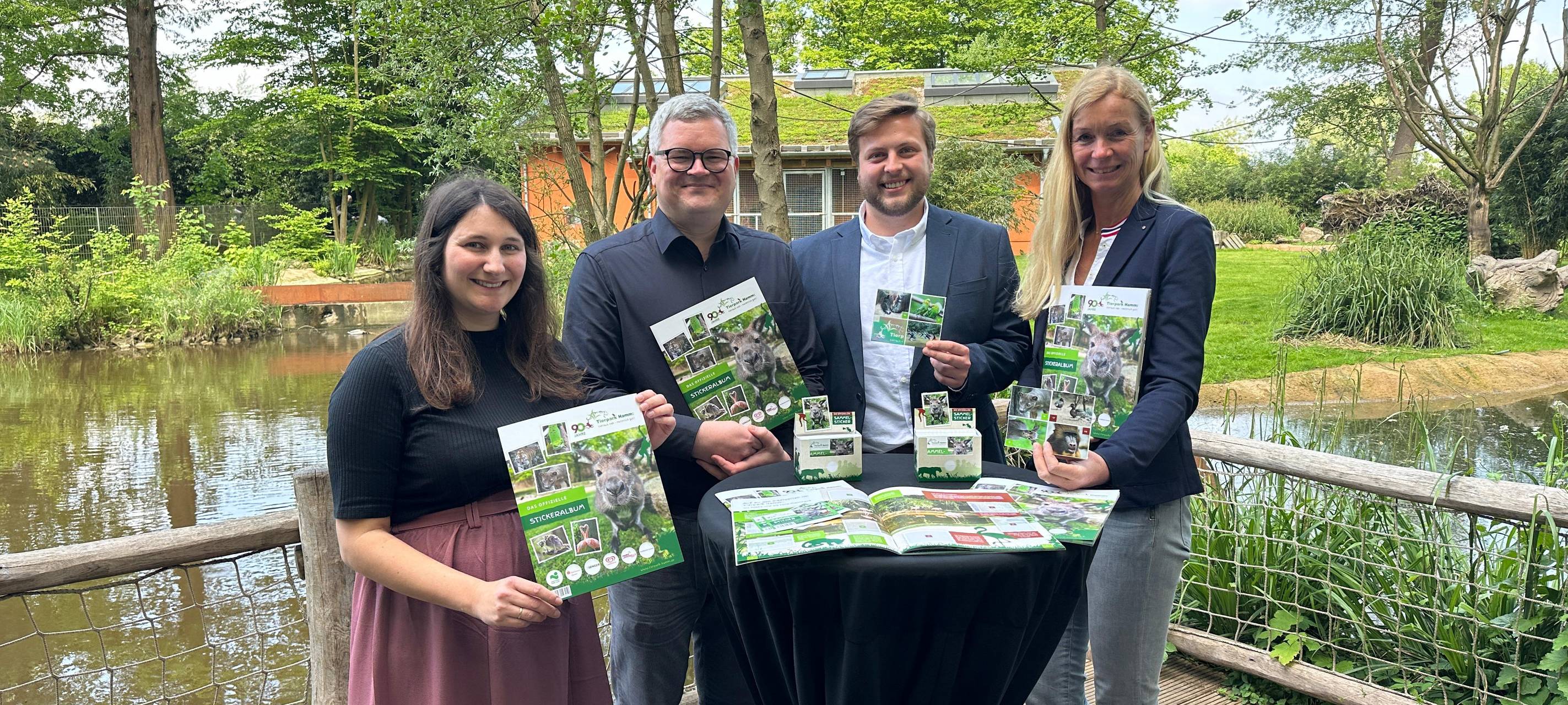 Tierpark Leitung Sven Eiber mit Stickeralbum