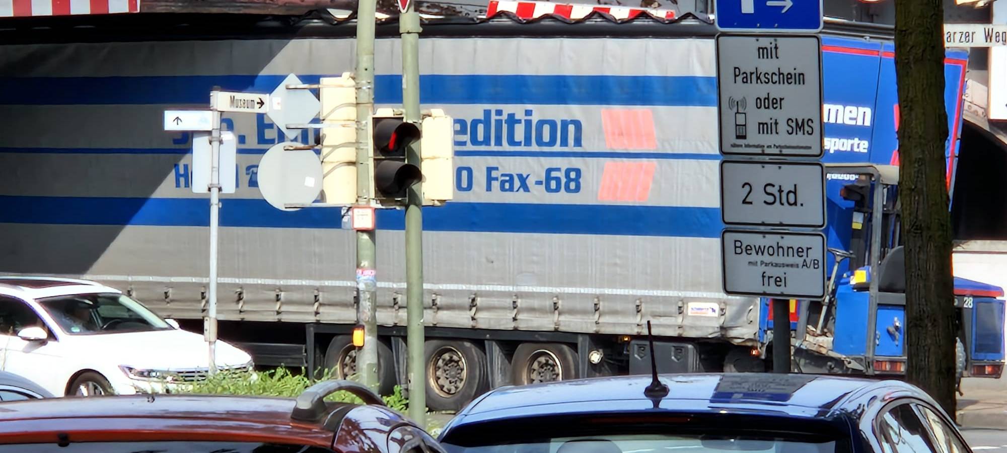 Ein weiterer LKW fährt sich unter Brücke in Hamm fest