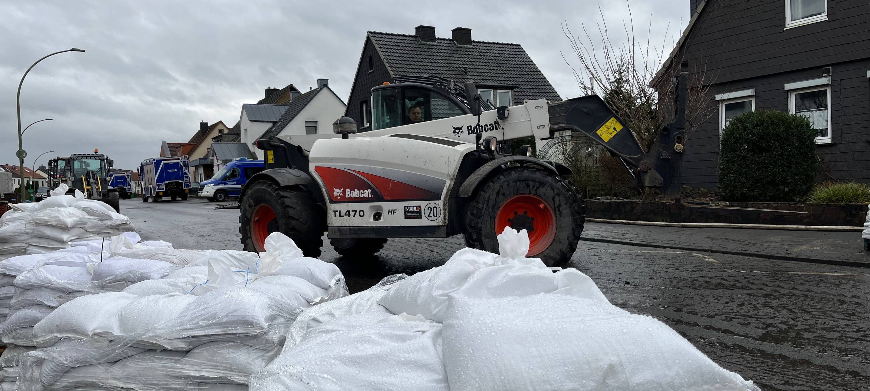 Sandsäcke stapeln sich an der Soester Straße.