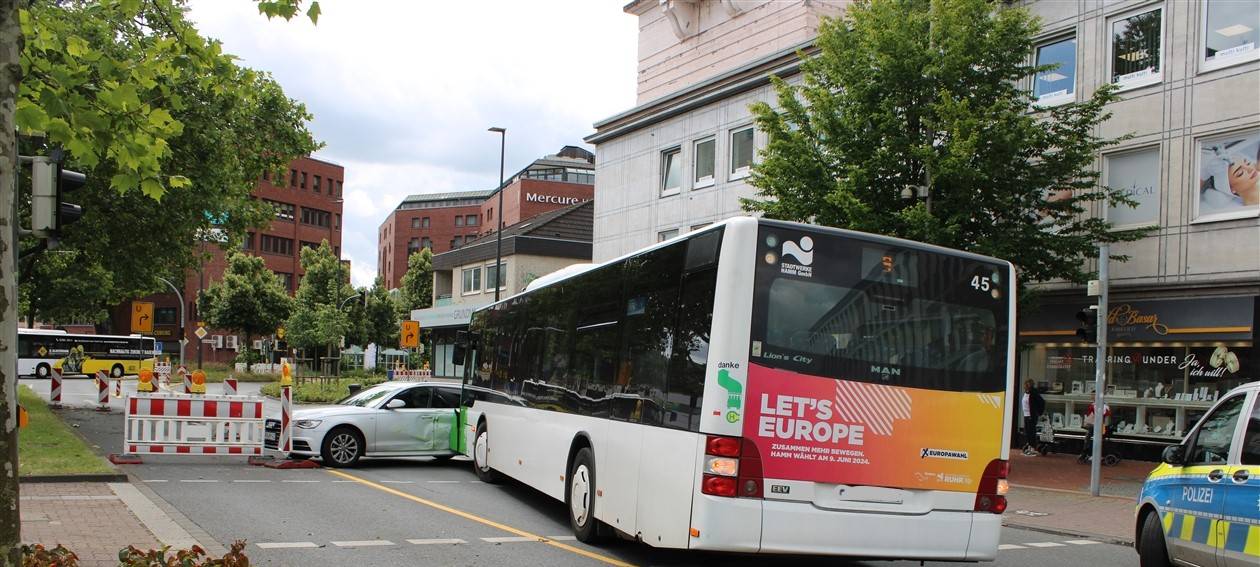 Audi nimmt Linienbus in der City in Hamm die Vorfahrt