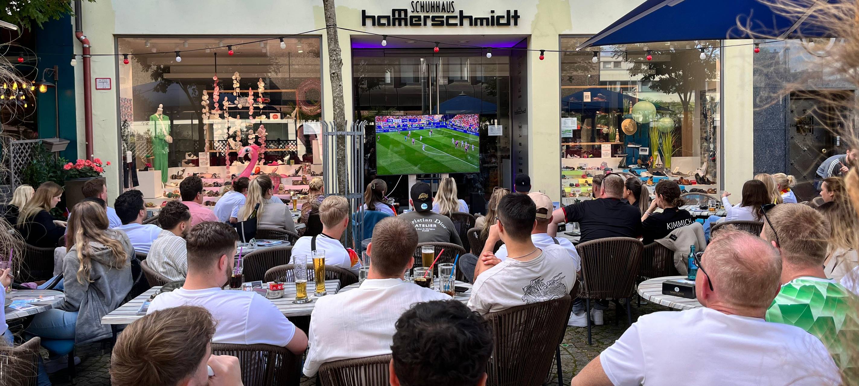 Alle Stühle im Westend waren beim Public Viewing besetzt.