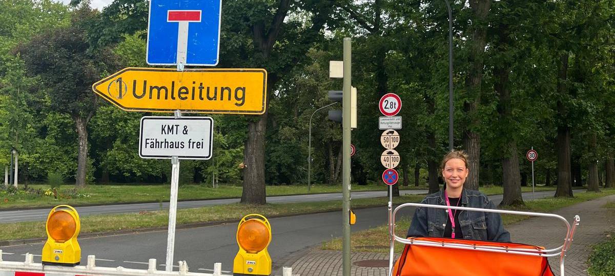 Luisa mit dem e-motion Rikscha an der Fährstraße