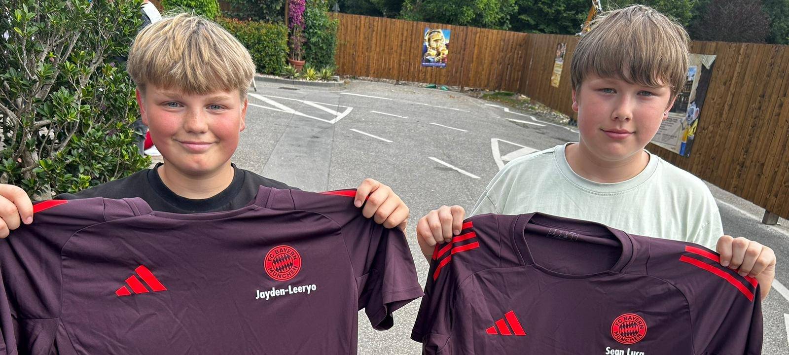 Eigene Trikots für das Fußballcamp: Jayden und Sean aus Hamm trainieren in den nächsten Tagen im FC Bayern Kids Club im Europapark Rust.
