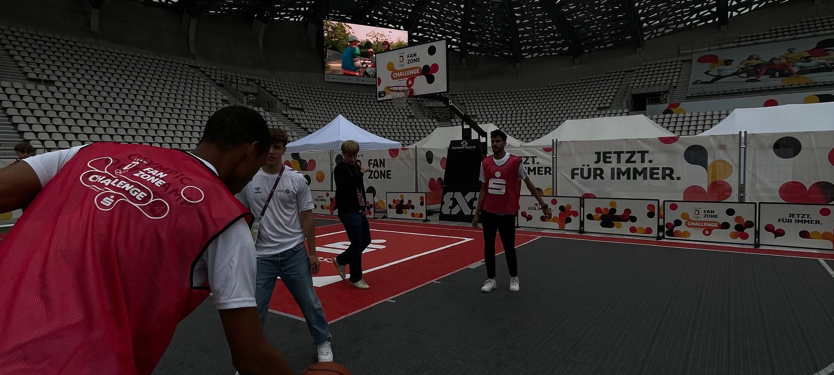 Basketball spielen auf der Aufenthaltsfläche im deutschen Quartier