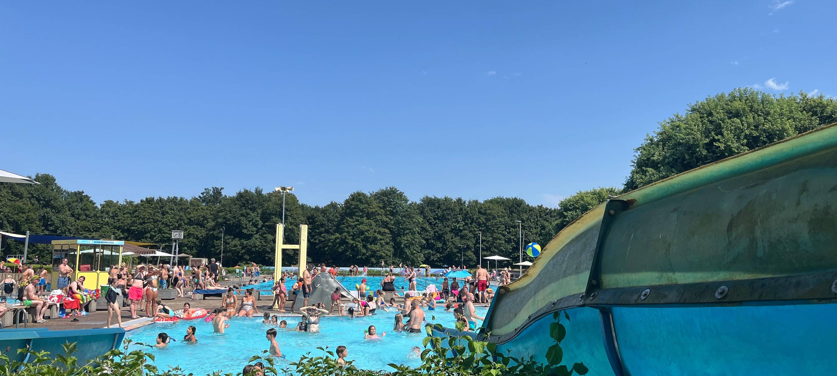 Das Freibad Süd bei sonnigem Wetter und blauem Himmel.