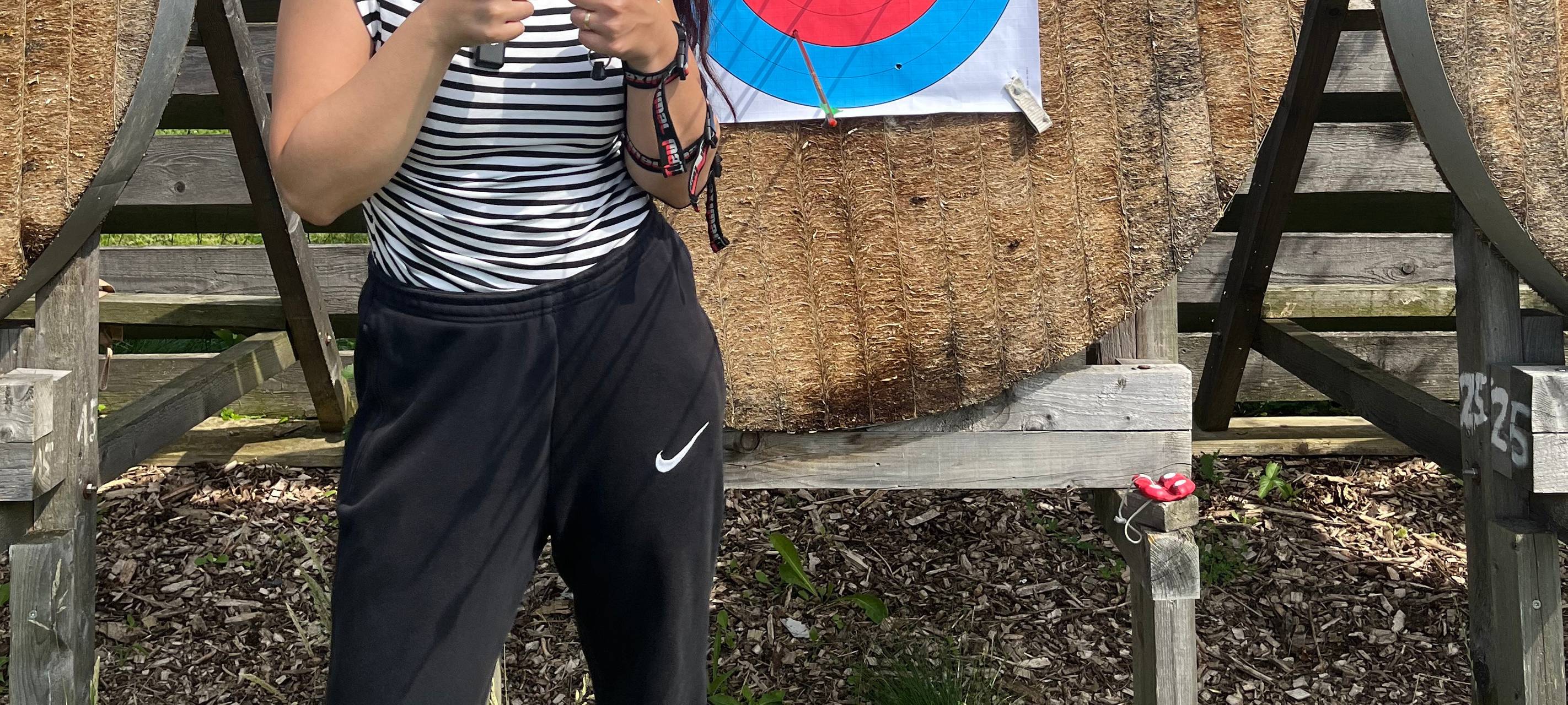 Lippewelle Reporterin Reyhan Rahmati vor der Zielscheibe.