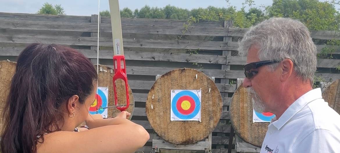 Lippewelle-Reporterin Reyhan Rahmati testet Bogenschießen beim Hammer Sportclub.