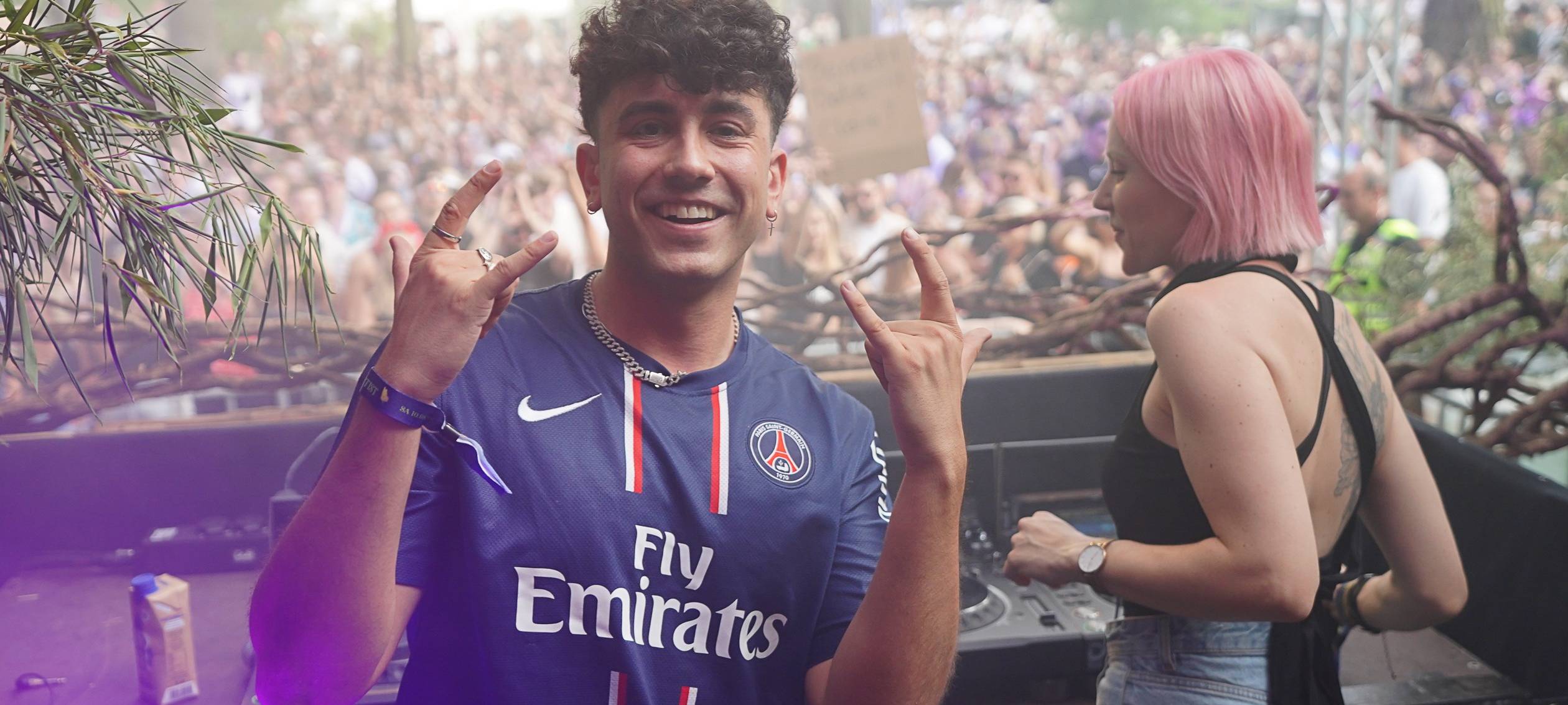 DJ Bennett legt vor großem Publikum auf der Hidden Forest Stage im Kurpark auf.