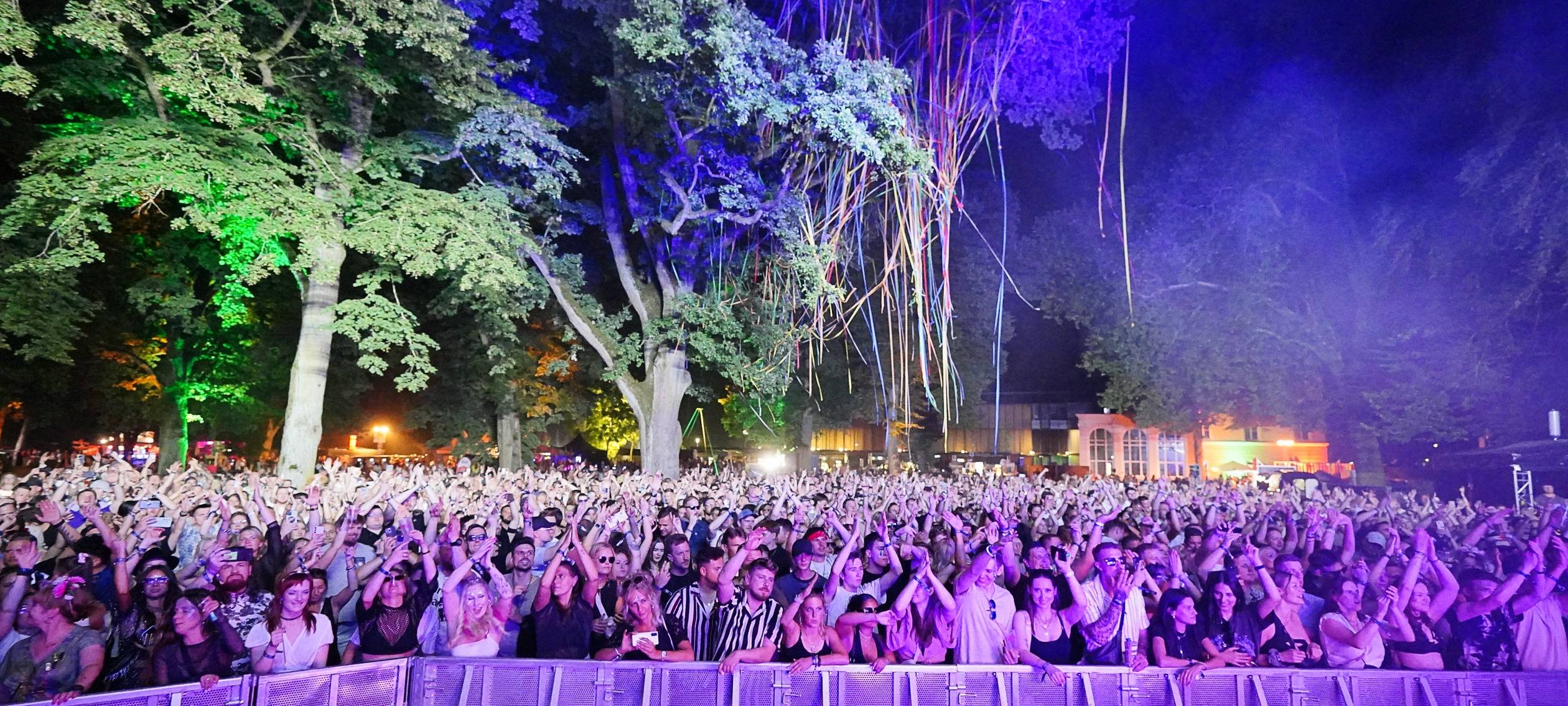 Publikum an der Garden Stage beim Festival Welcome To My Garden im Kurpark in Hamm