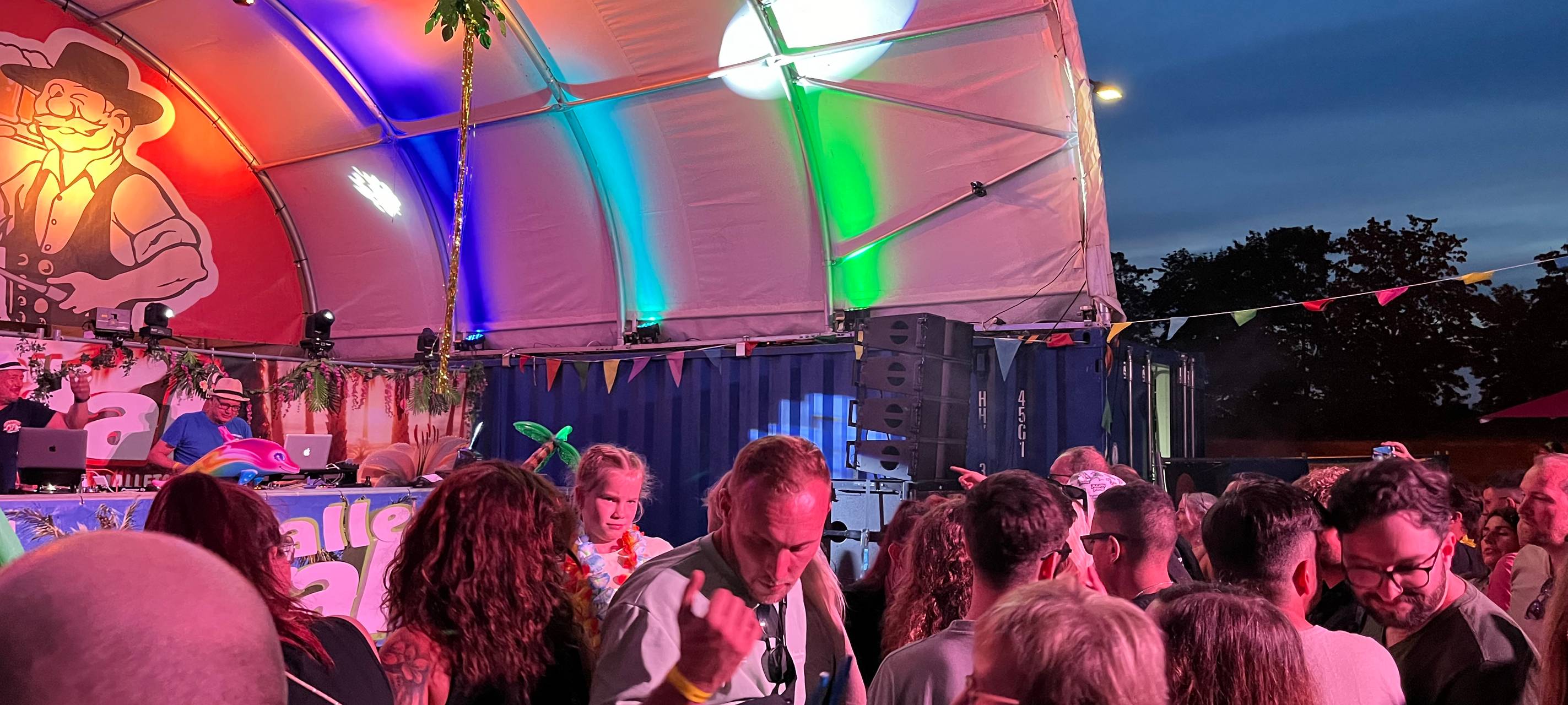 Über tausend Mallorca-Fans feiern "Malle Total 2024" in Hamm