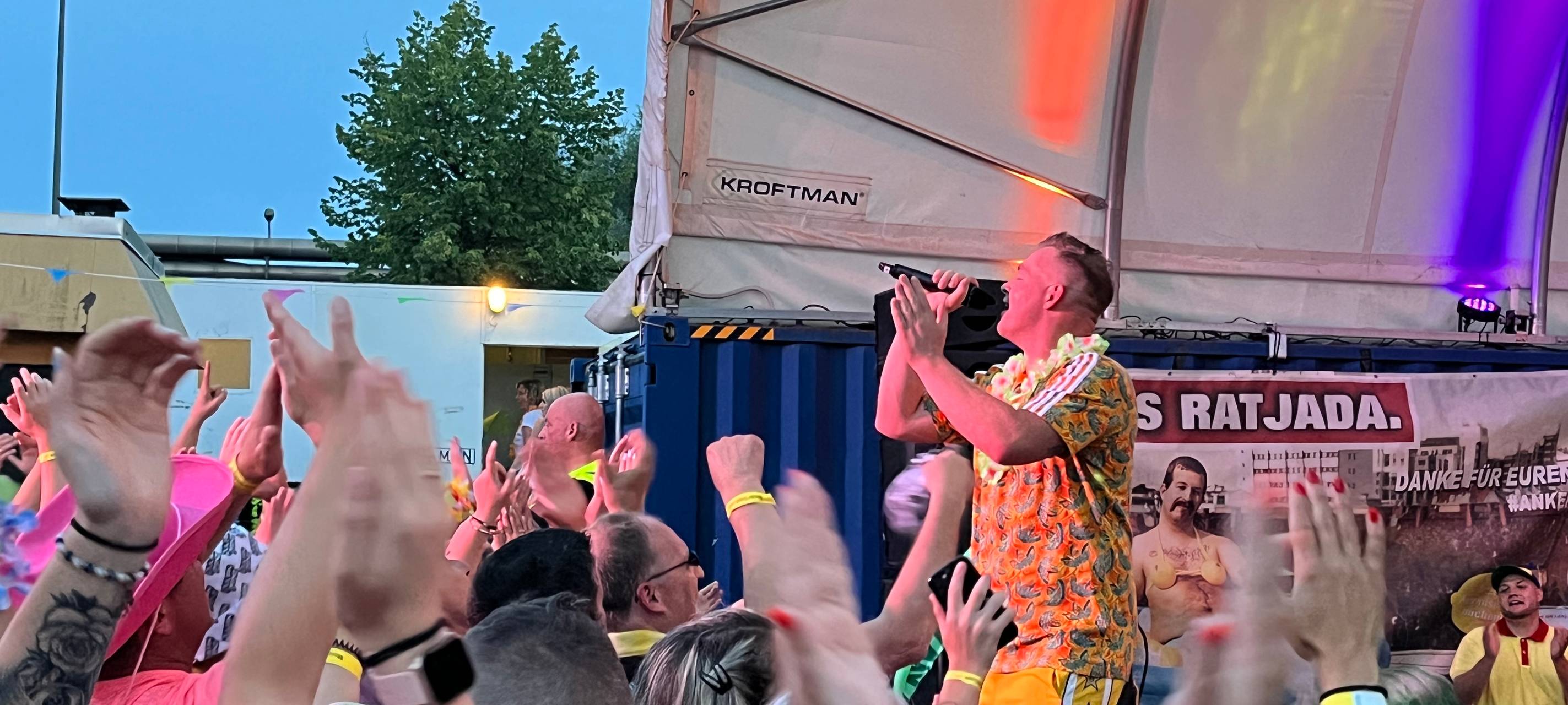 Über tausend Mallorca-Fans feiern "Malle Total 2024" in Hamm