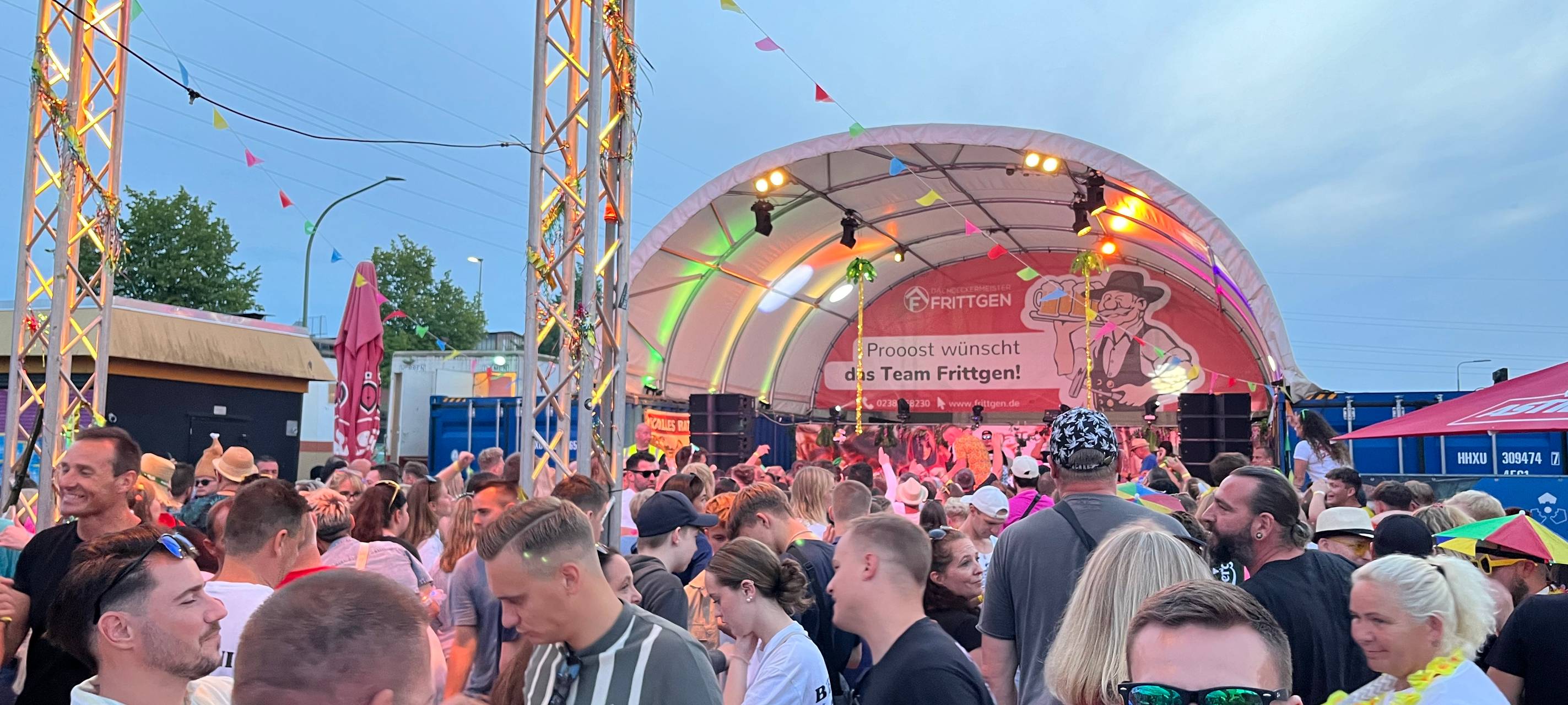 Über tausend Mallorca-Fans feiern "Malle Total 2024" in Hamm