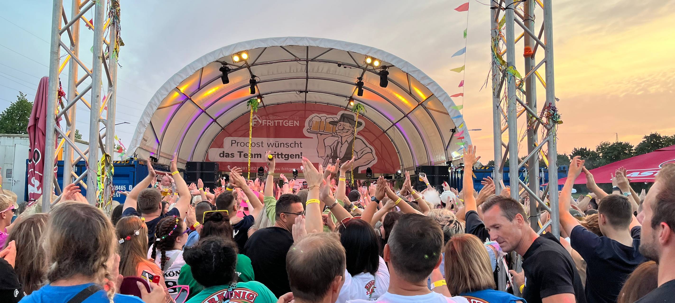 Über tausend Mallorca-Fans feiern "Malle Total 2024" in Hamm