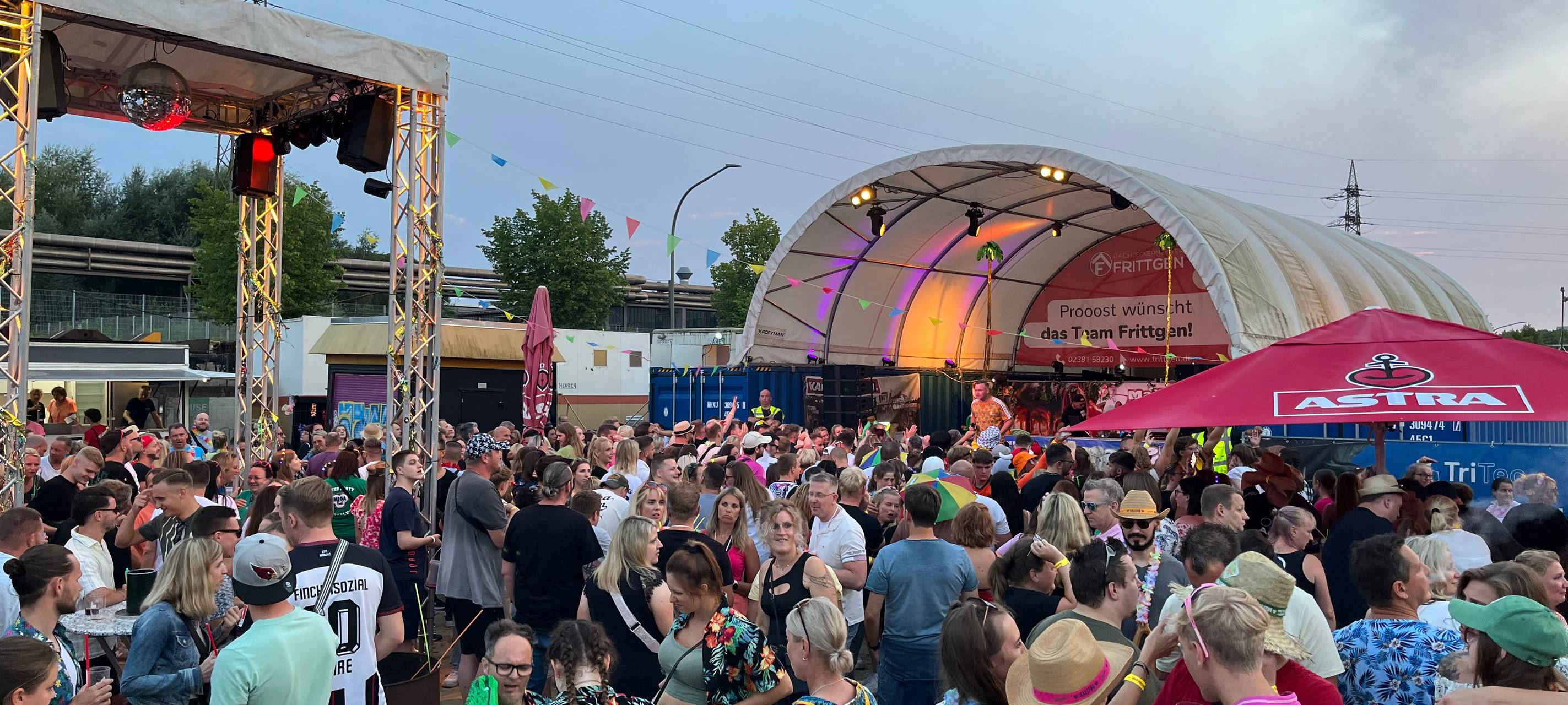 Über tausend Mallorca-Fans feiern "Malle Total 2024" in Hamm