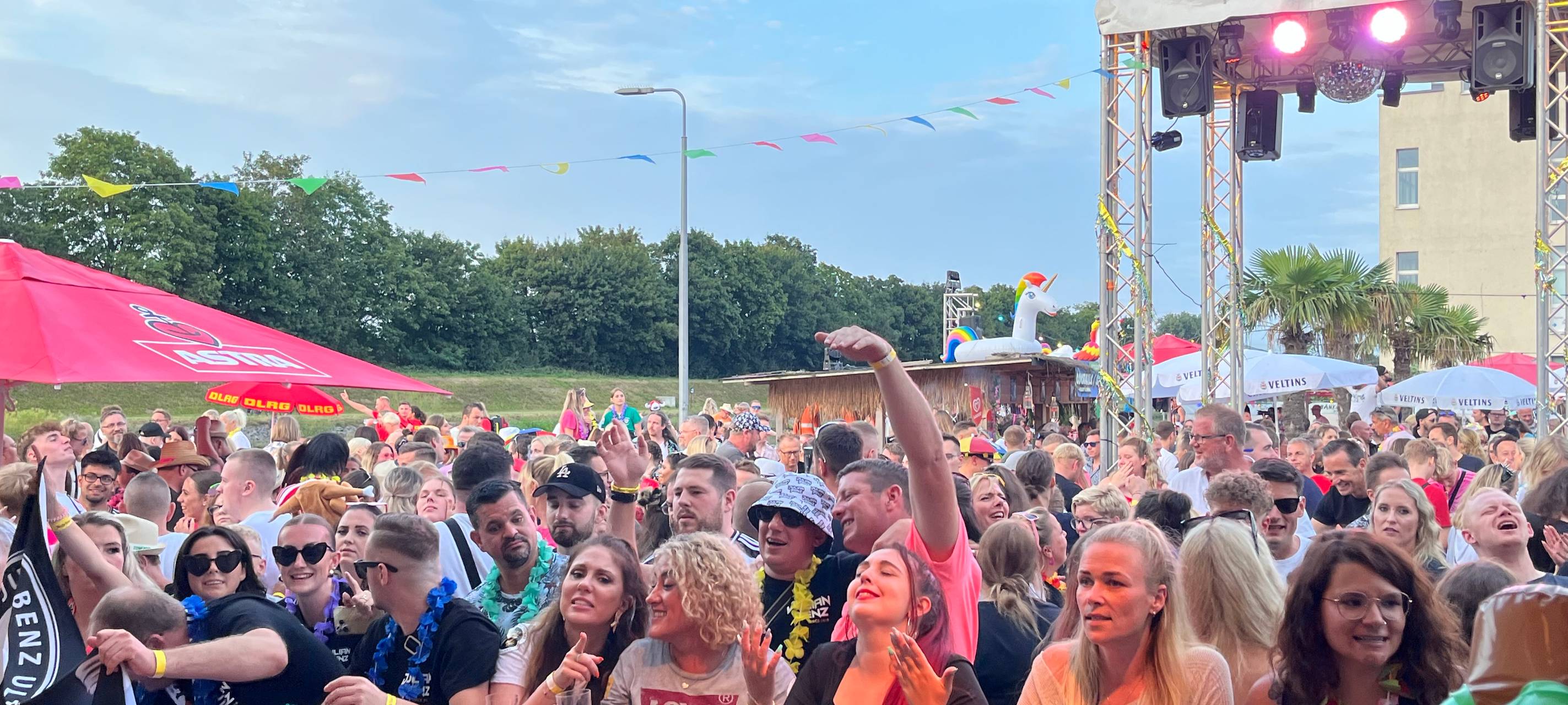 Über tausend Mallorca-Fans feiern "Malle Total 2024" in Hamm