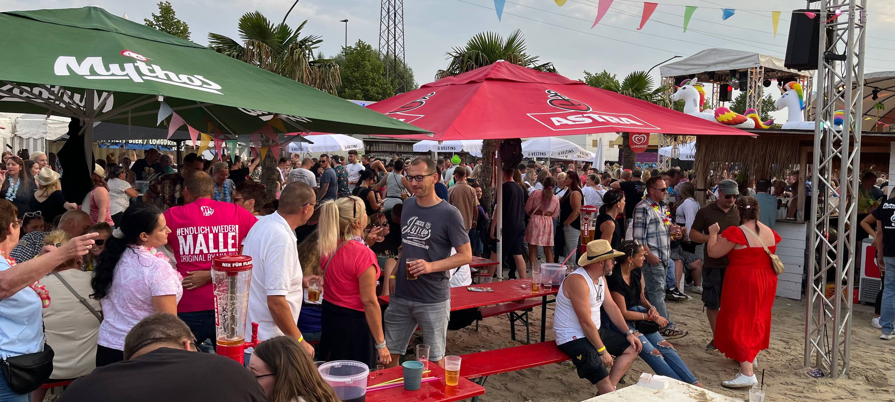 Über tausend Mallorca-Fans feiern "Malle Total 2024" in Hamm