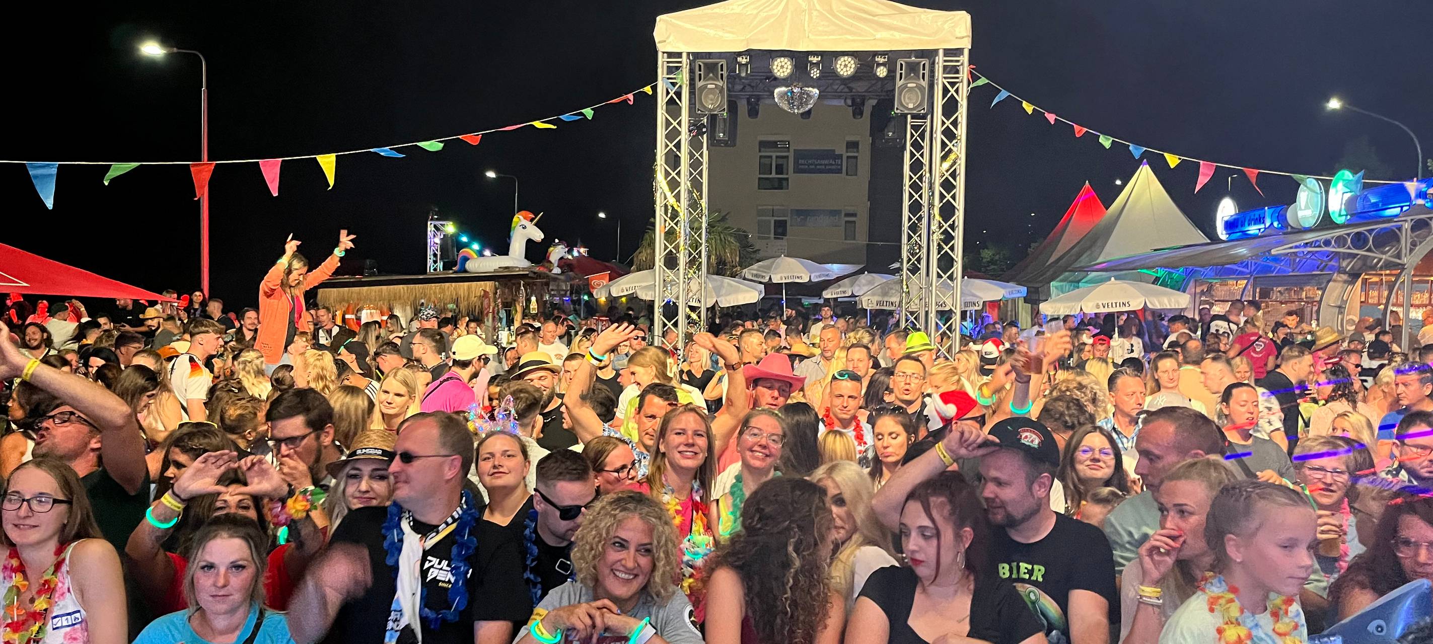 Über tausend Mallorca-Fans feiern "Malle Total 2024" in Hamm