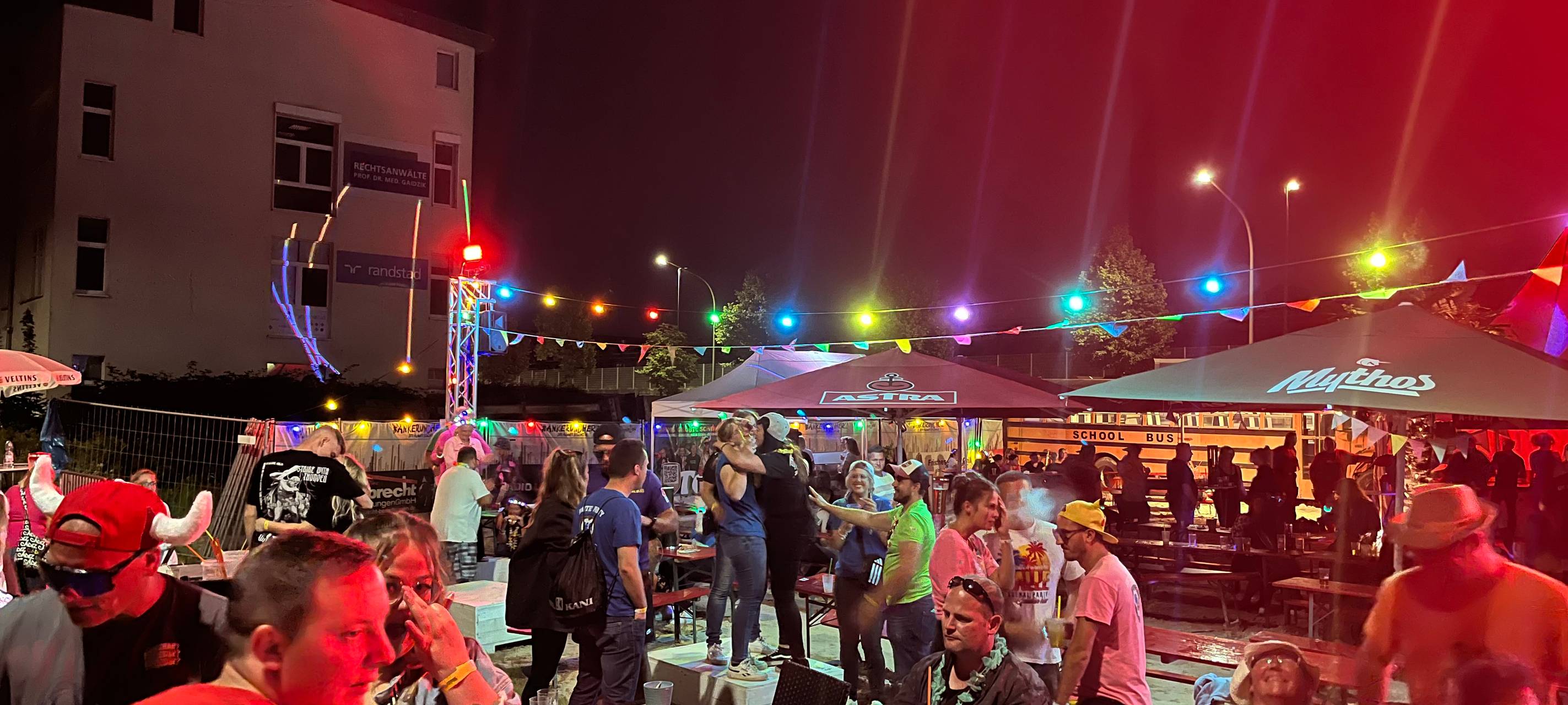 Über tausend Mallorca-Fans feiern "Malle Total 2024" in Hamm