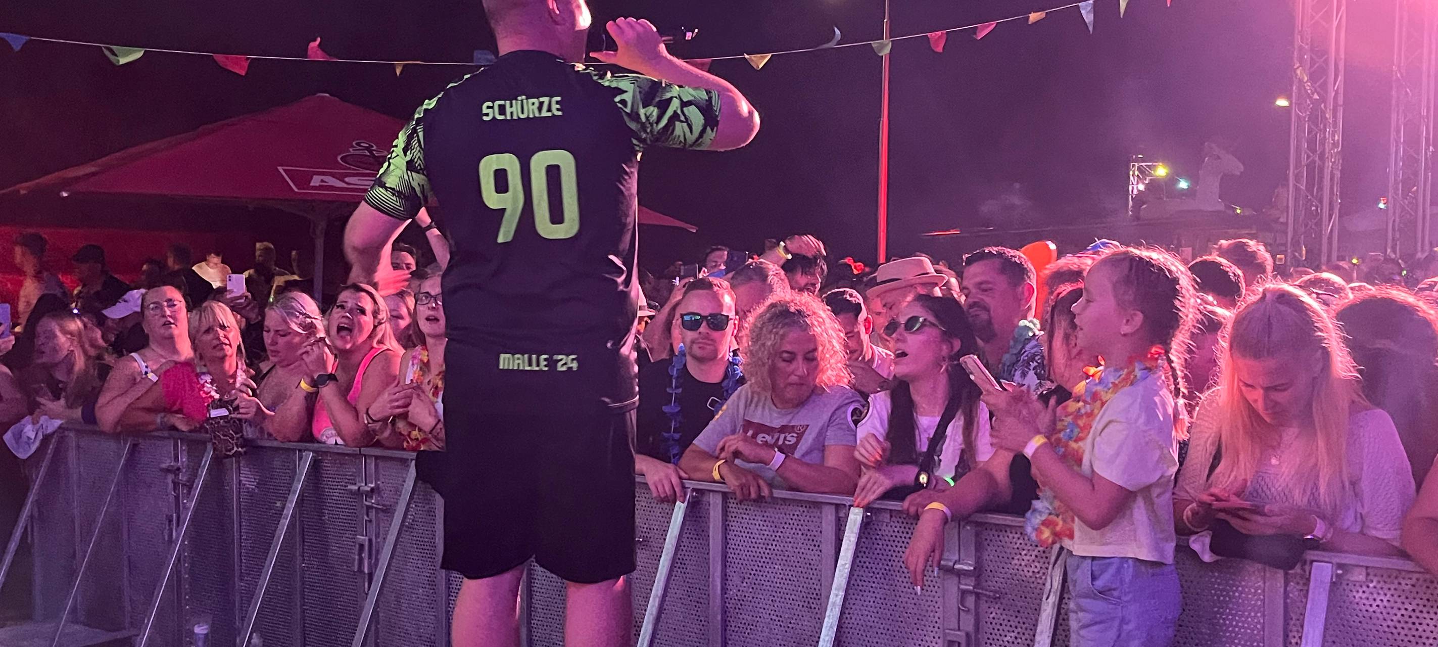 Über tausend Mallorca-Fans feiern "Malle Total 2024" in Hamm