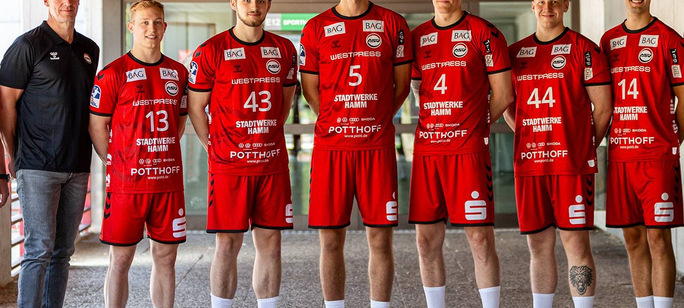 Der ASV Hamm-Westfalen bekommt neue Mitspieler. Neuzugänge: (von links) Cheftrainer Michael Hegemann, Ole Machner, Jann Keno Jacobs, Julius Meyer-Siebert, Tom Jansen, Alexander Coßmann und Ian Hüter.