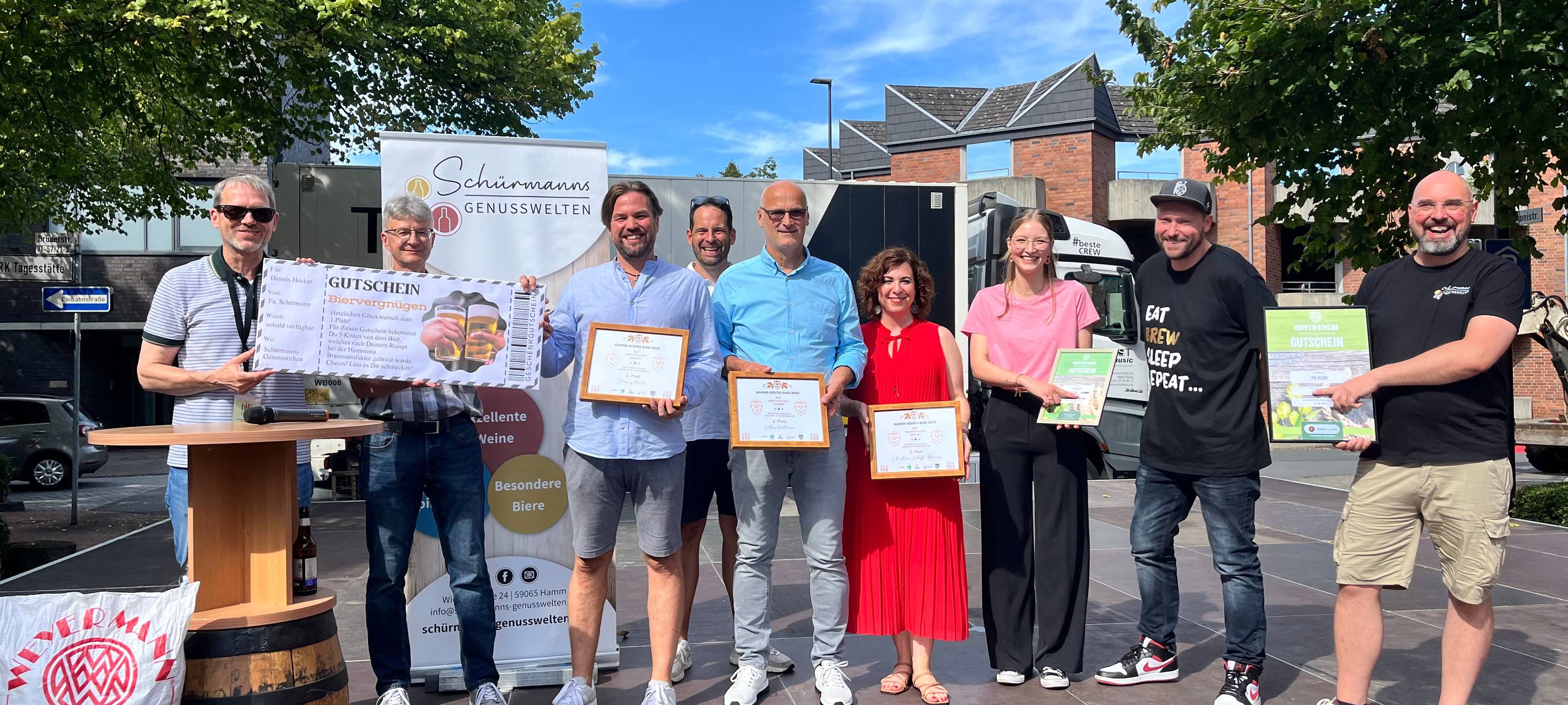 Dennis Hecker (3.v.l.) hat den ersten Bierbrau-Wettbewerb gewonnen.