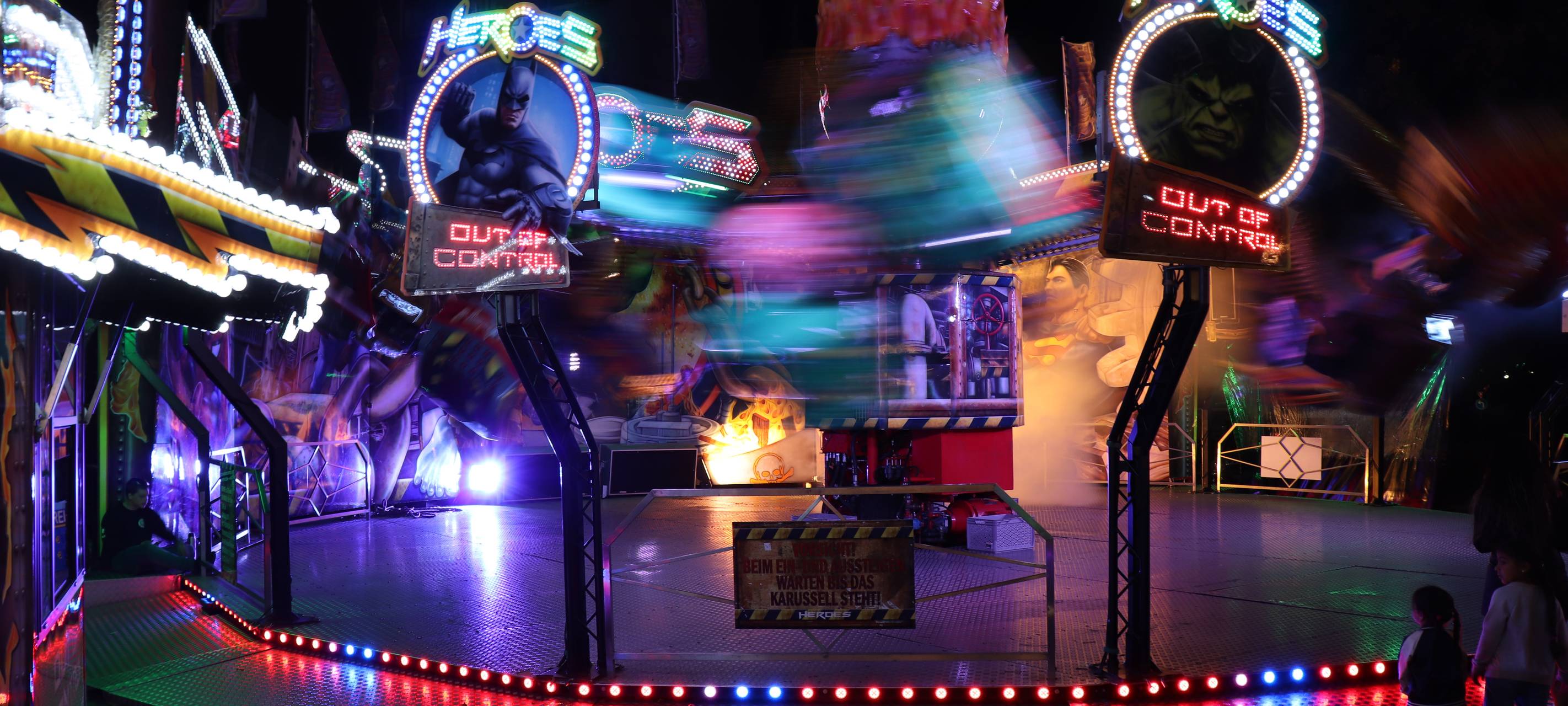 Das Fahrgeschäft Heroes auf dem Stunikenmarkt in Hamm.