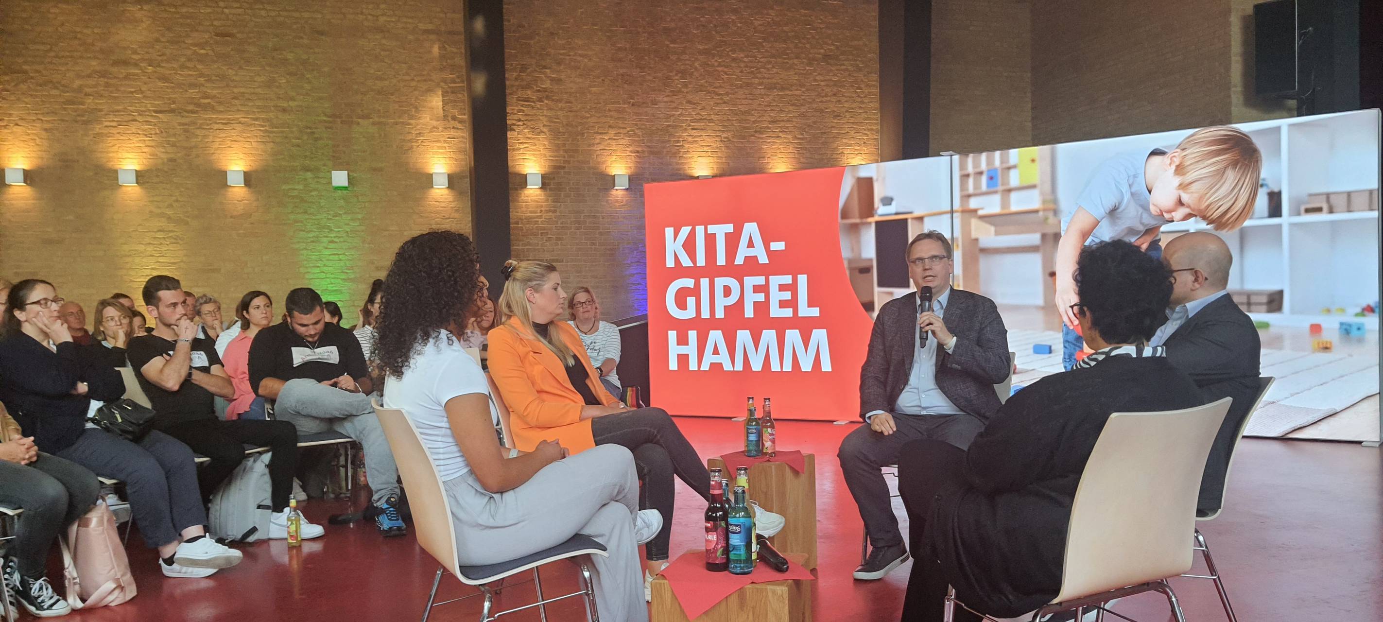 Auf dem Kita-Gipfel wurde gestern (18.09.) über aktuelle Probleme und Herausforderungen diskutiert.