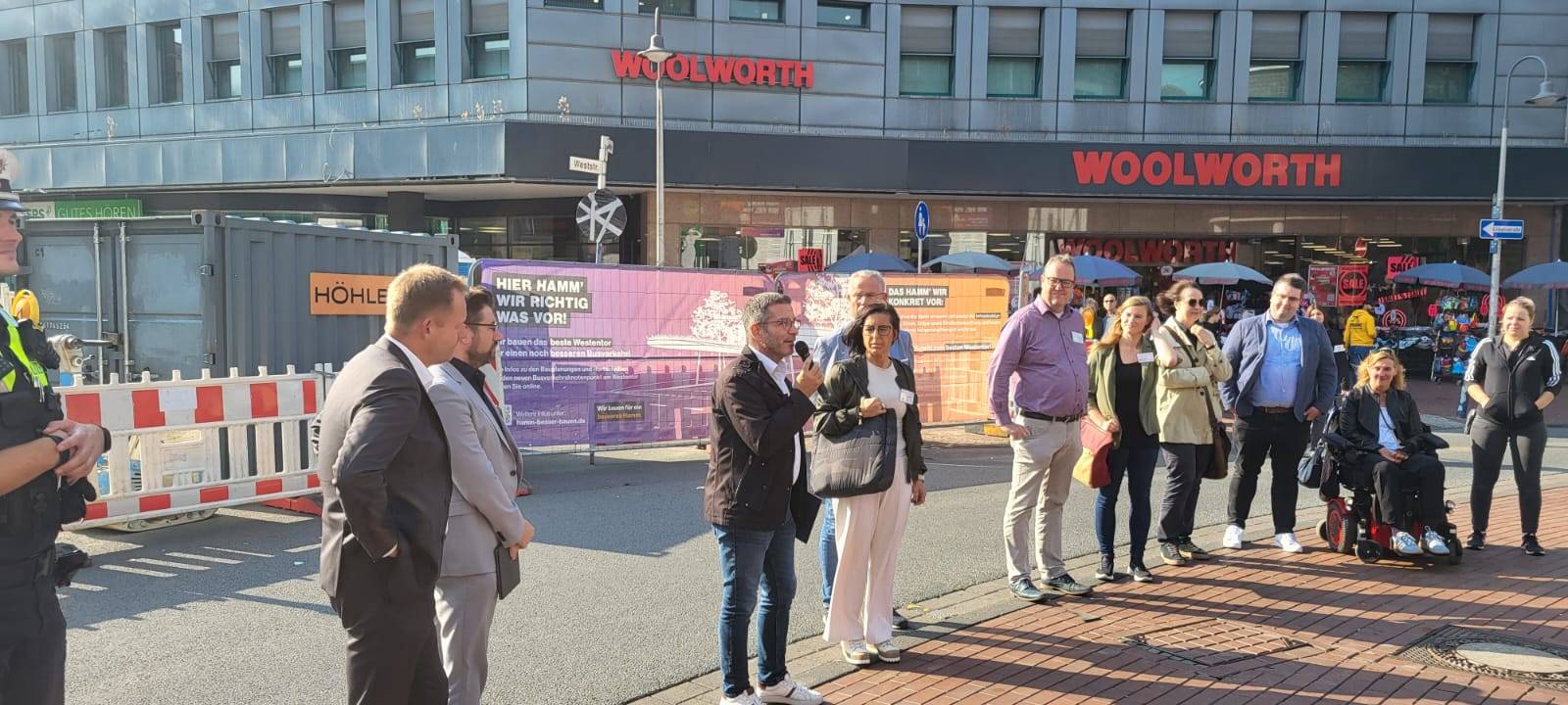 Oberbürgermeister Marc Herter stellt den neuen Entwurf fürs Westentor vor.