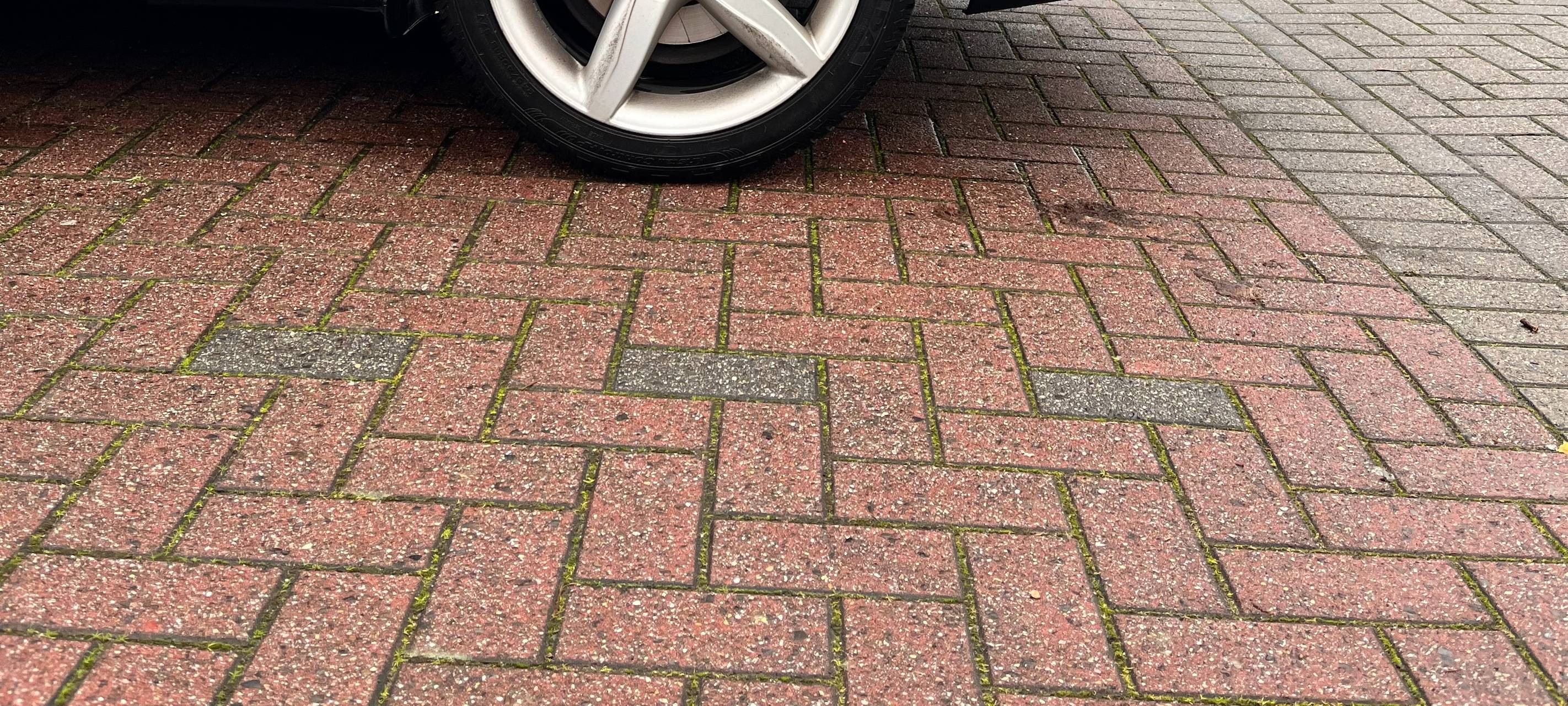 Ein Auto mit Winterreifen.