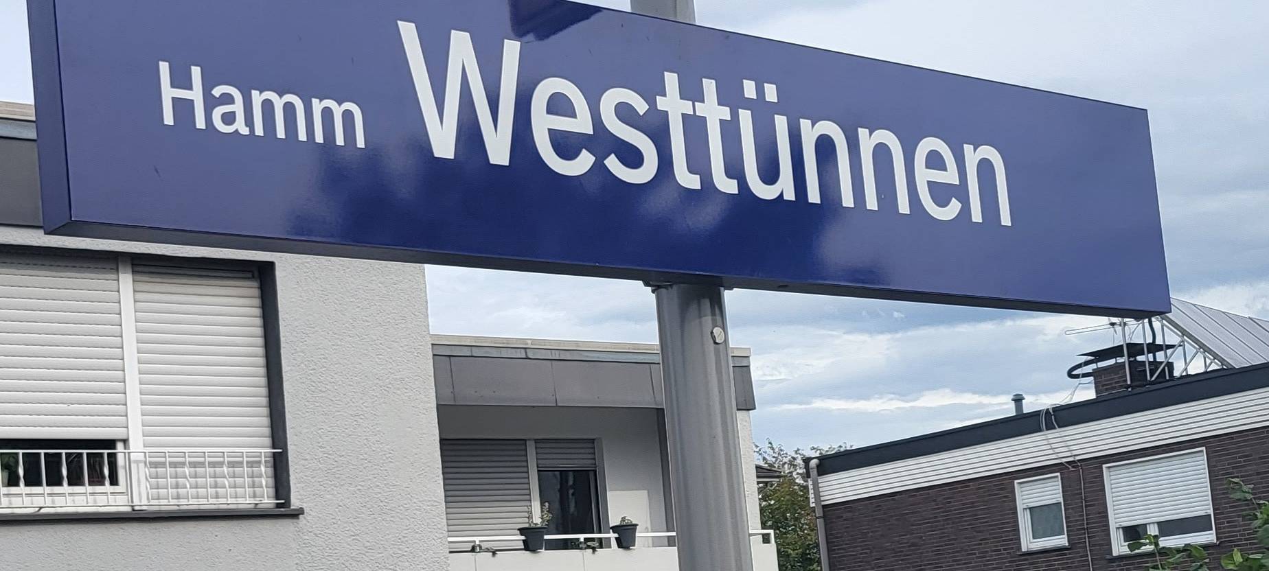 Schild mit der Aufschrift "Westtünnen" am Haltepunkt