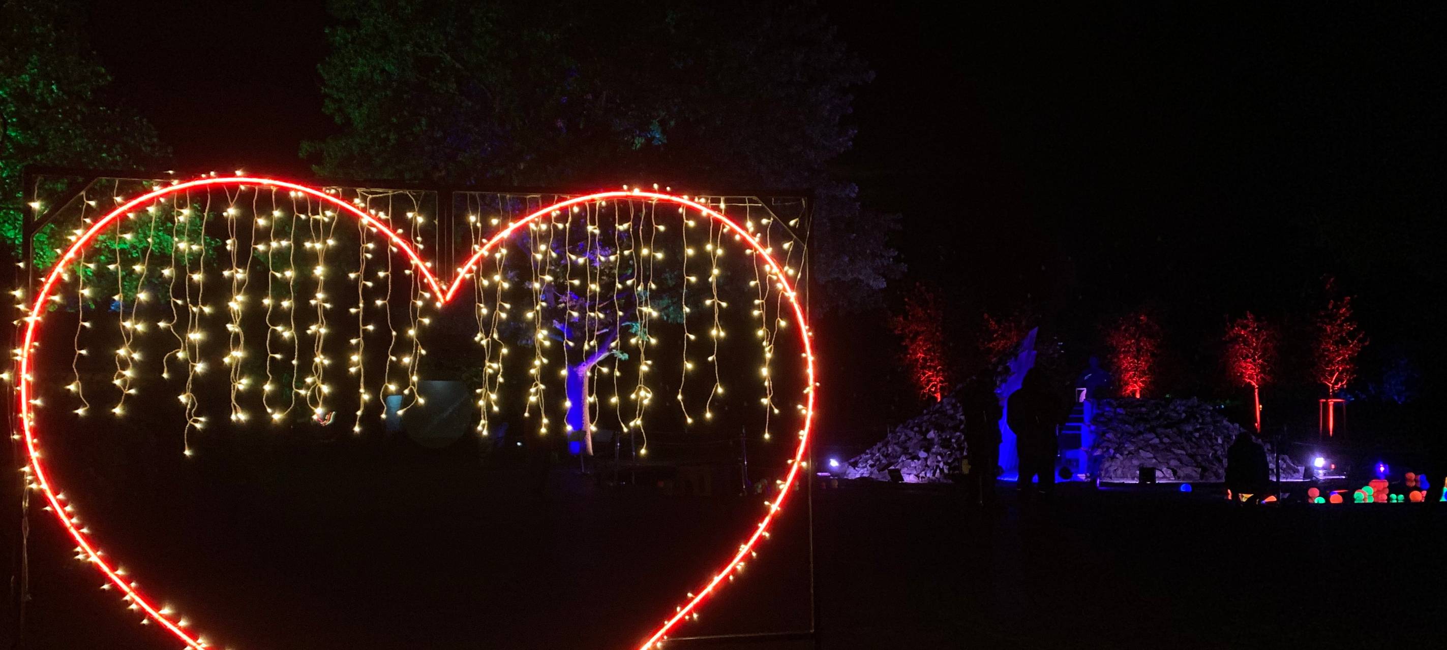 Ein leuchtendes Herz beim Herbstleuchten im Maxipark 2024.