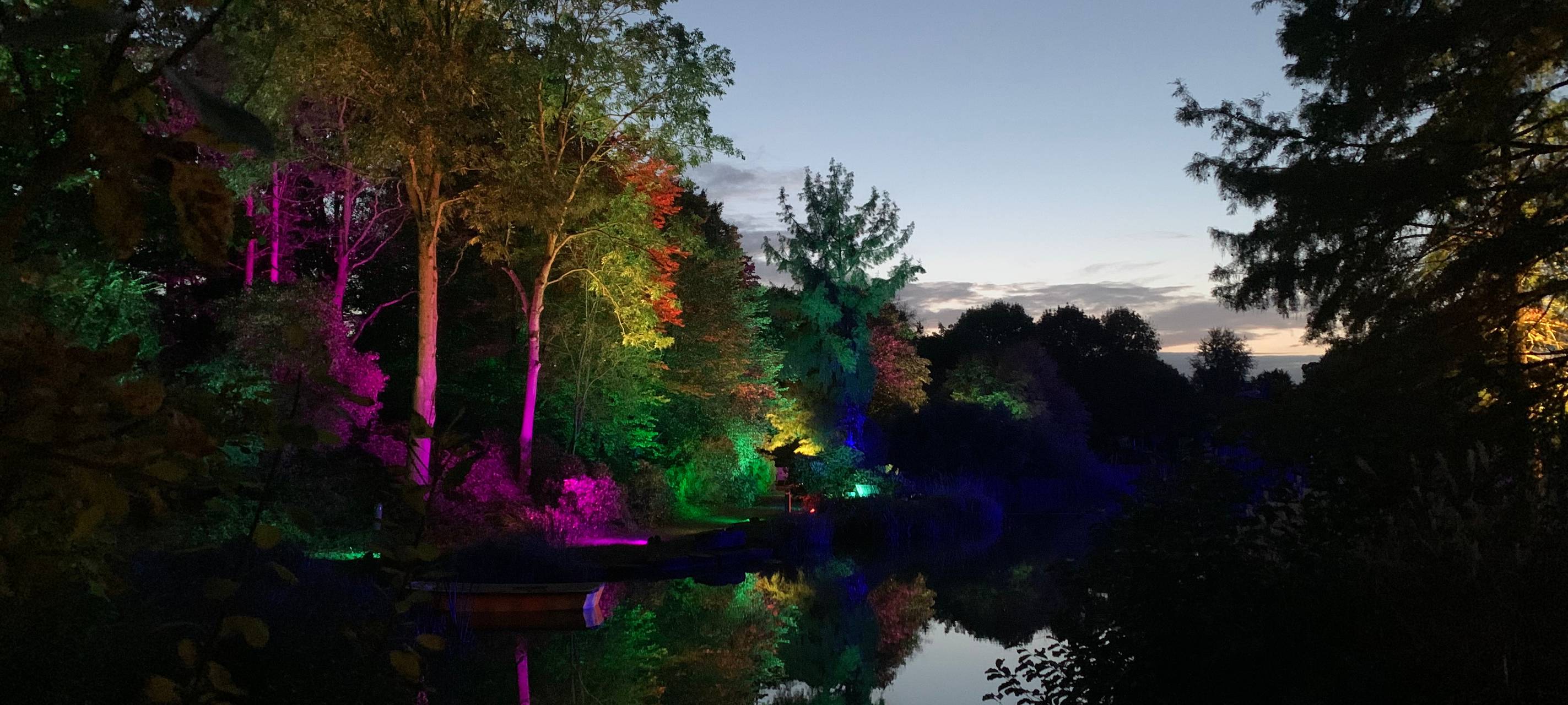 Der Maxisee beim Herbstleuchten im Maxipark 2024.