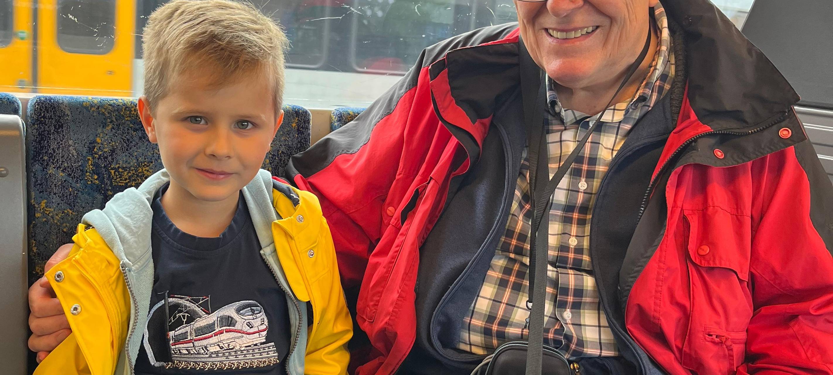 Opa und Enkel im Zug