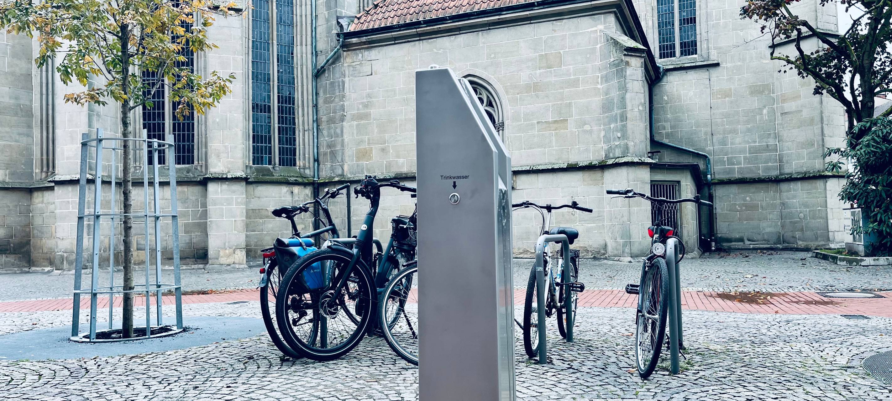 Der neue Trinkwasserbrunnen steht hinter der Pauluskirche.