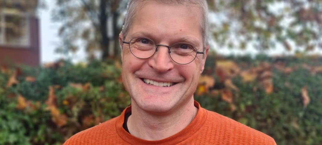 Klassenlehrer Kai Gödeke begrüßt Radioklasse nach Ferien