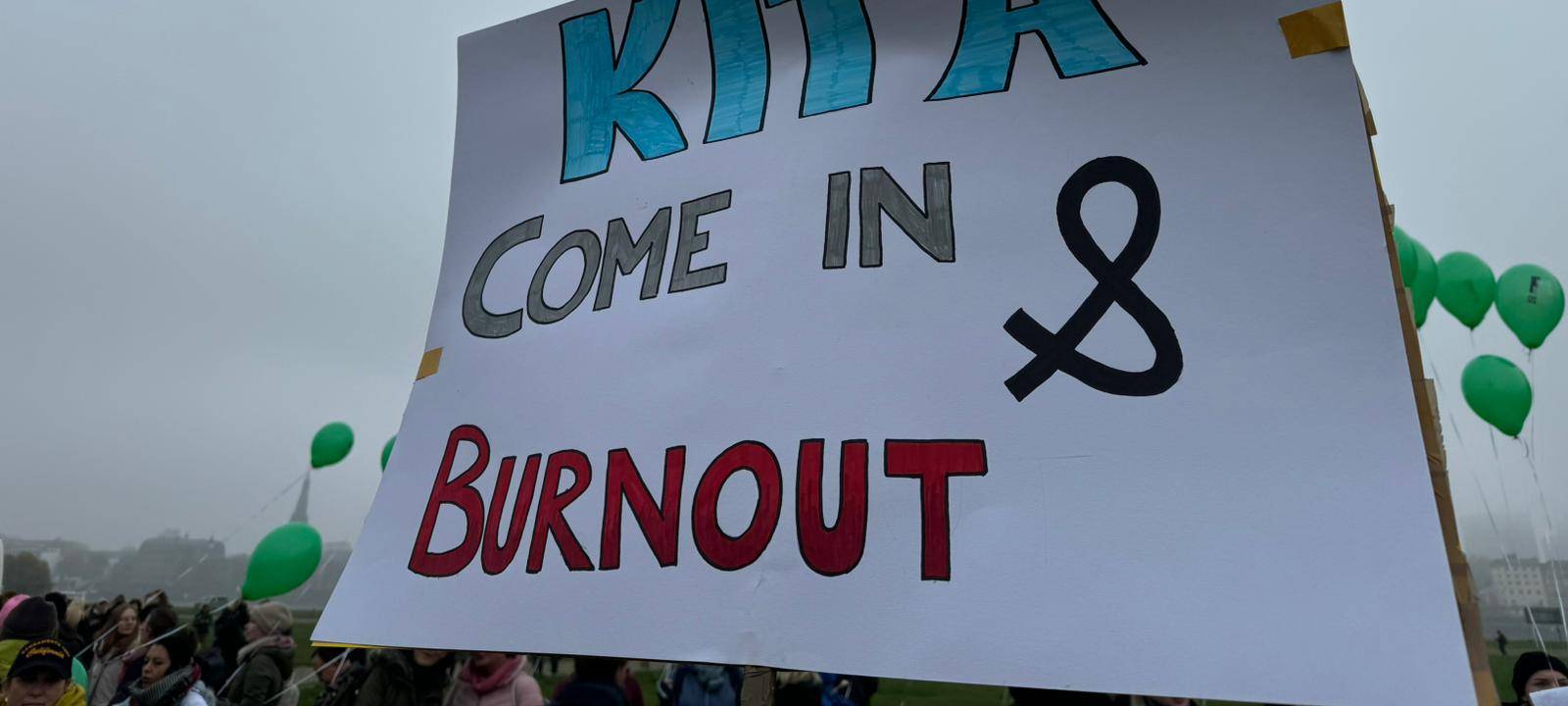 Plakat beim Kitastreik "Kita - Come in & Burnout"
