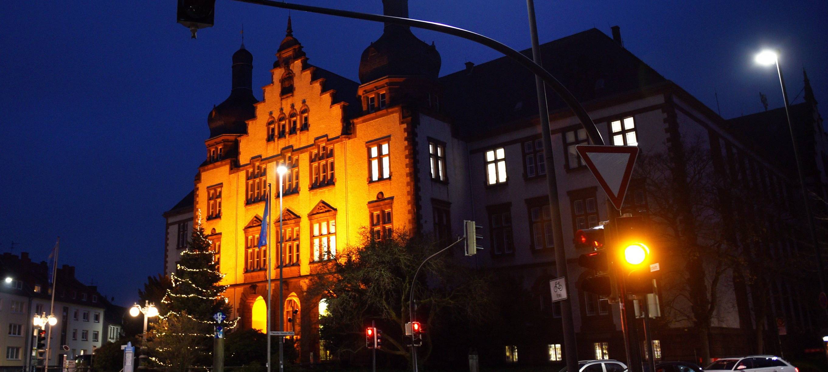 Rathaus Hamm beleuchtet in orange