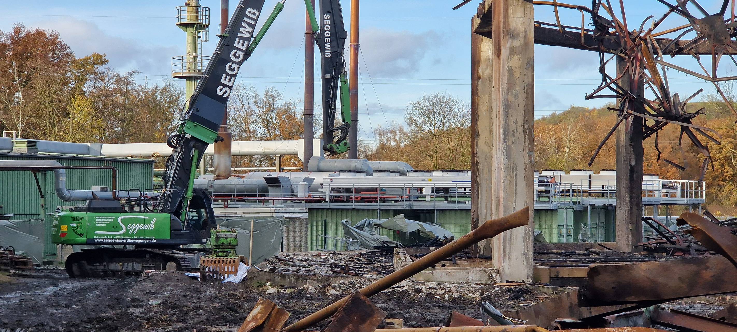 Aufräumarbeiten nach dem Kühlturmbrand